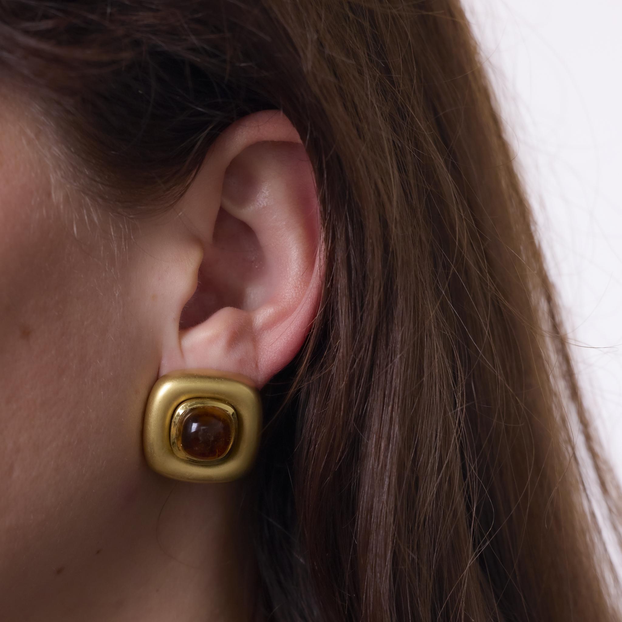 Taille cabochon Marlene Stowe, boucles d'oreilles en or jaune 18 carats avec citrine mate de 12,80 carats en vente