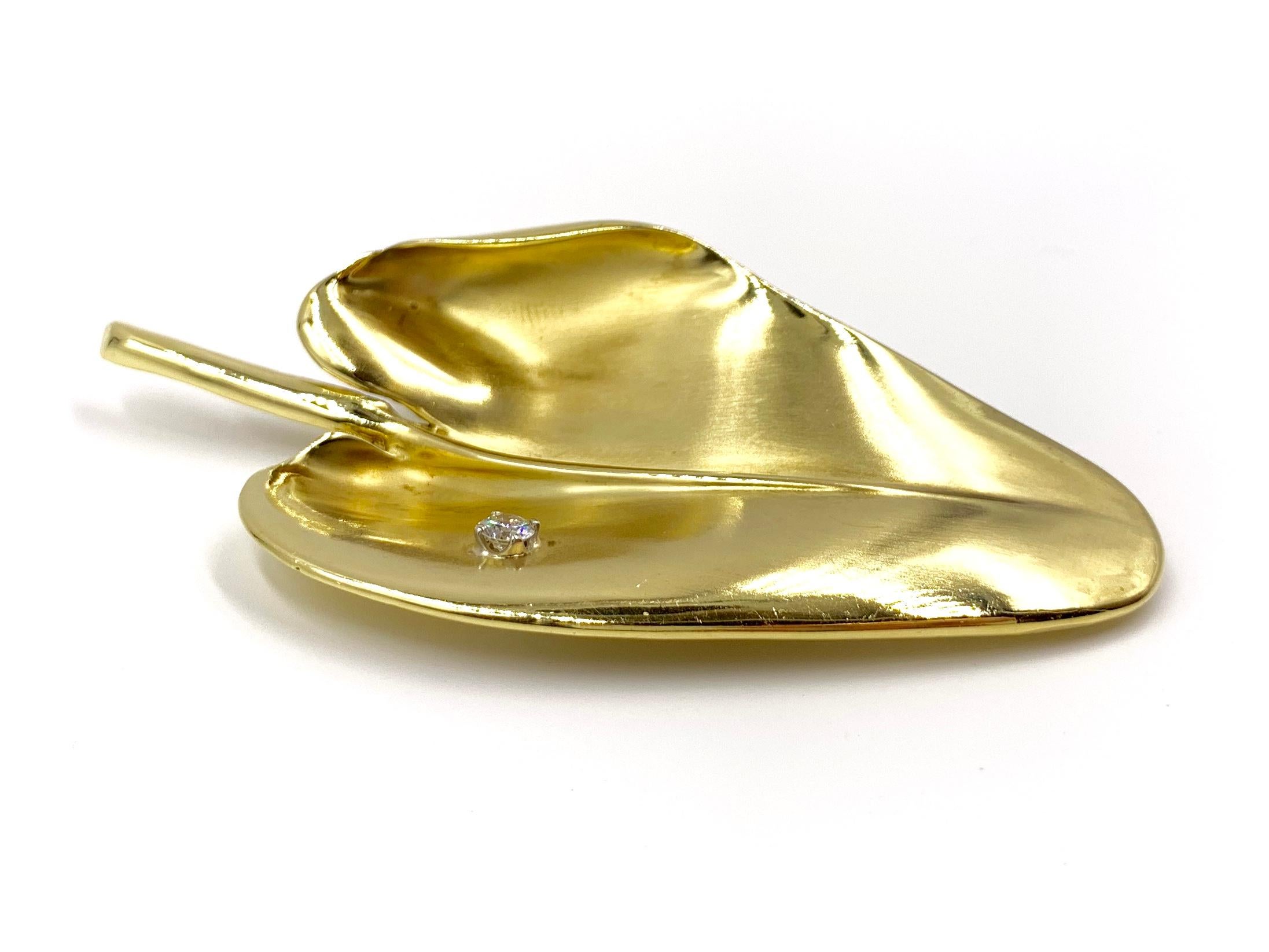 Solid and well made 18 karat yellow gold large leaf brooch with a gorgeous satin finish and a single .20 carat round brilliant diamond by Marlene Stowe. Diamond is approximately F color, VS2 clarity.
Brooch measures 80mm (just over 3