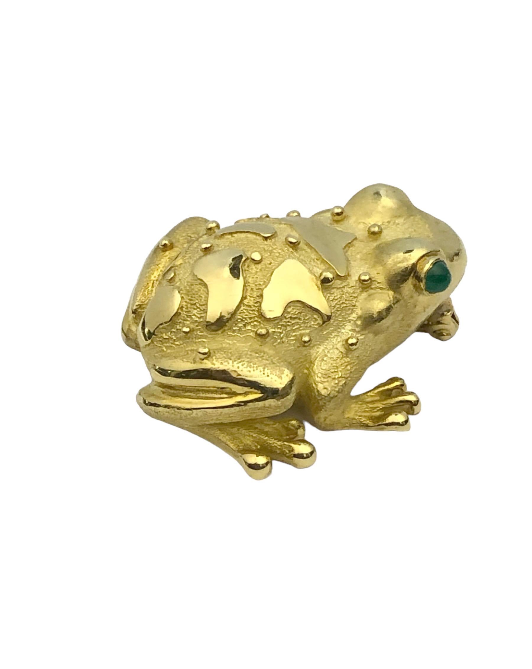 CIRCA 2000 Marlene Stowe 18k Gelbgold Frosch Brosche, Messung 1 1/4 X 1 3/8 Zoll und einem Gewicht von 32,3 Gramm, sehr schön detailliert und mit Smaragd-Augen. Ausgezeichneter, fast ungetragener Zustand. 