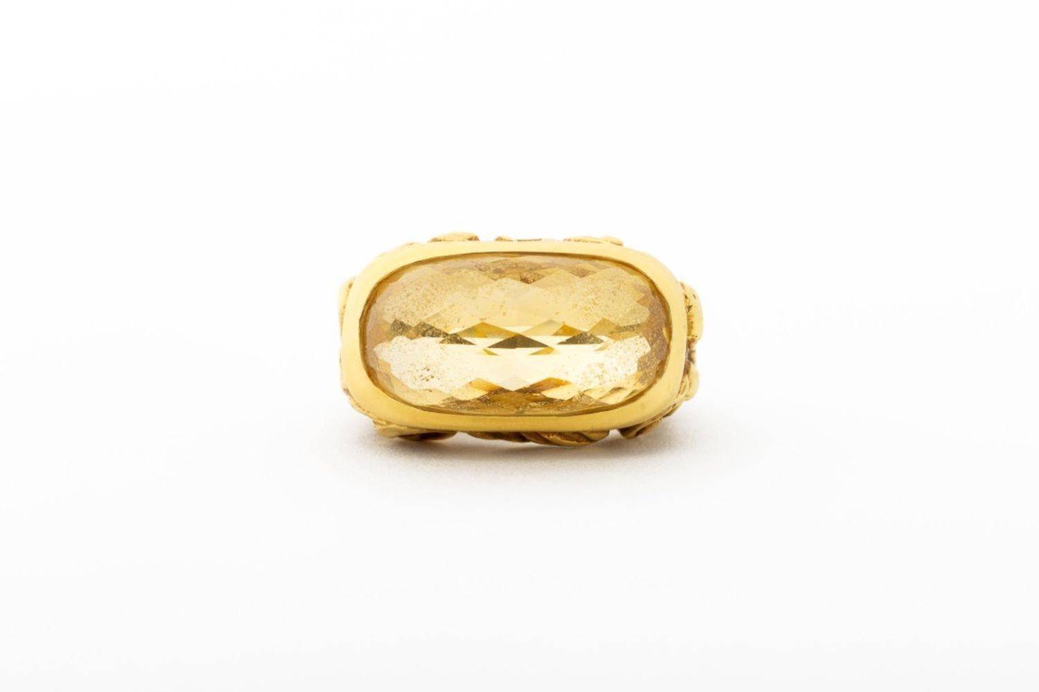 Bague en or jaune 18K de Marlene Stowe avec citrine, finition brillante polie et ciselée, mettant en vedette une citrine ovale à facettes en damier sertie d'un chaton pesant environ 10,00 carats, marquée : 