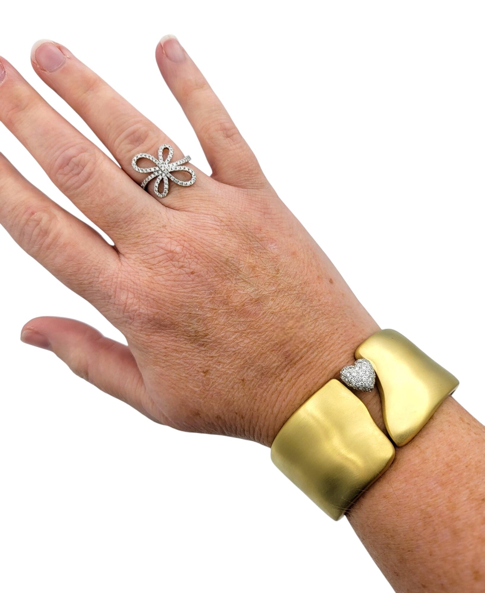 Marlene Stowe Gebürstet 18 Karat Gelbgold Breite Manschette Armband Pavé Diamant Herz im Angebot 5