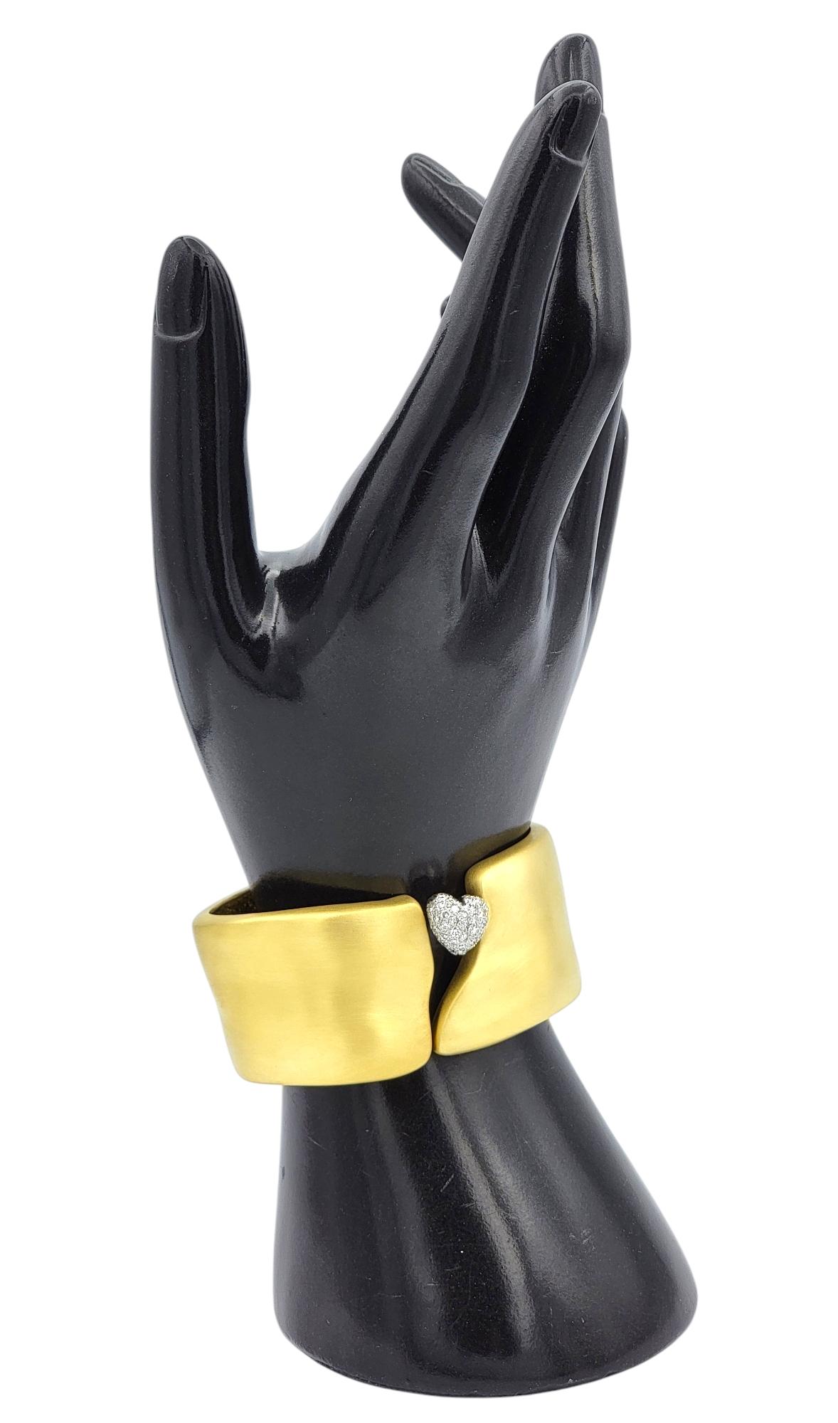 Marlene Stowe Gebürstet 18 Karat Gelbgold Breite Manschette Armband Pavé Diamant Herz im Angebot 6