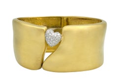 Marlene Stowe Gebürstet 18 Karat Gelbgold Breite Manschette Armband Pavé Diamant Herz