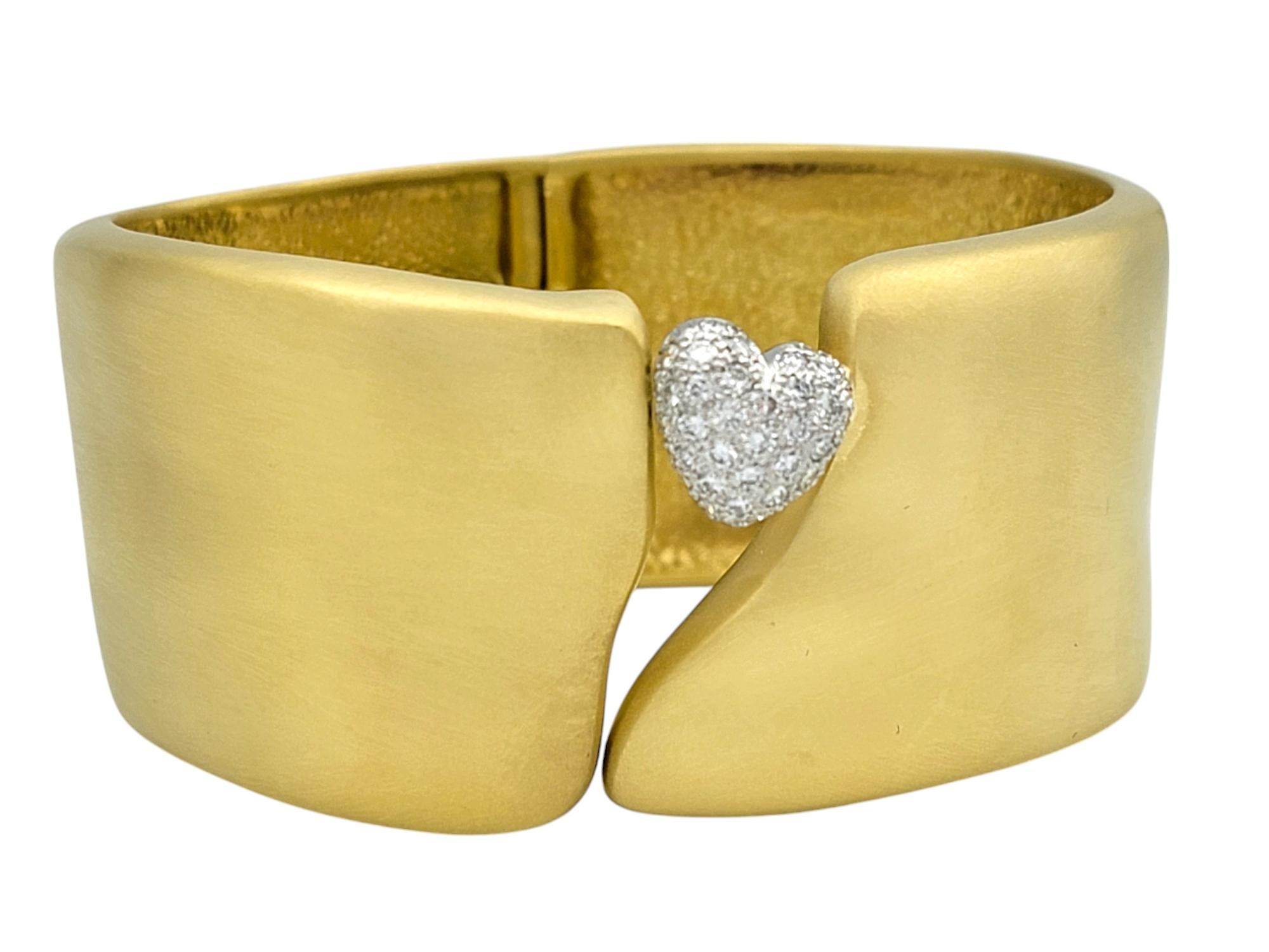 Marlene Stowe Gebürstet 18 Karat Gelbgold Breite Manschette Armband Pavé Diamant Herz (Zeitgenössisch) im Angebot
