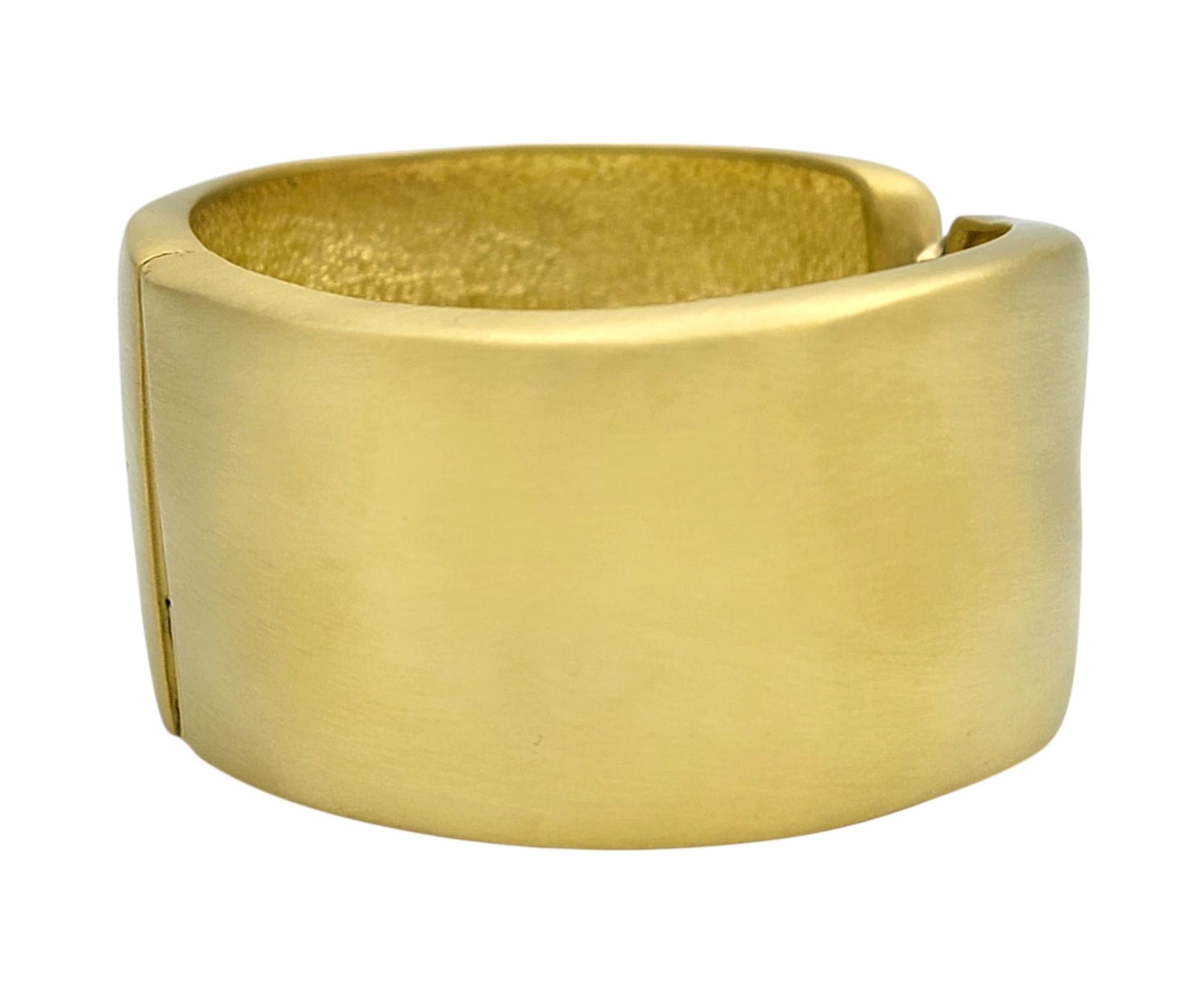 Marlene Stowe Gebürstet 18 Karat Gelbgold Breite Manschette Armband Pavé Diamant Herz (Rundschliff) im Angebot