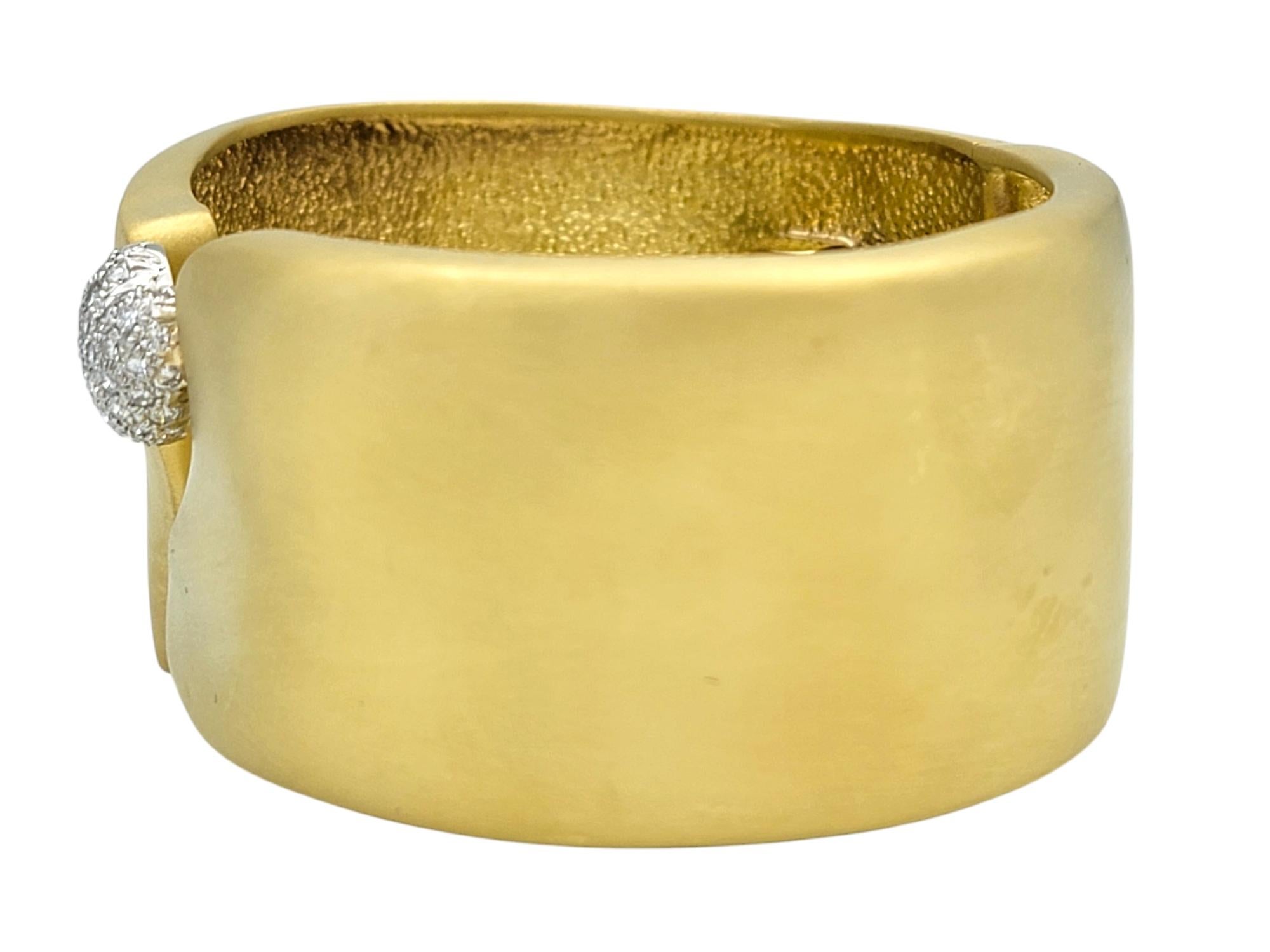 Marlene Stowe Gebürstet 18 Karat Gelbgold Breite Manschette Armband Pavé Diamant Herz im Zustand „Gut“ im Angebot in Scottsdale, AZ