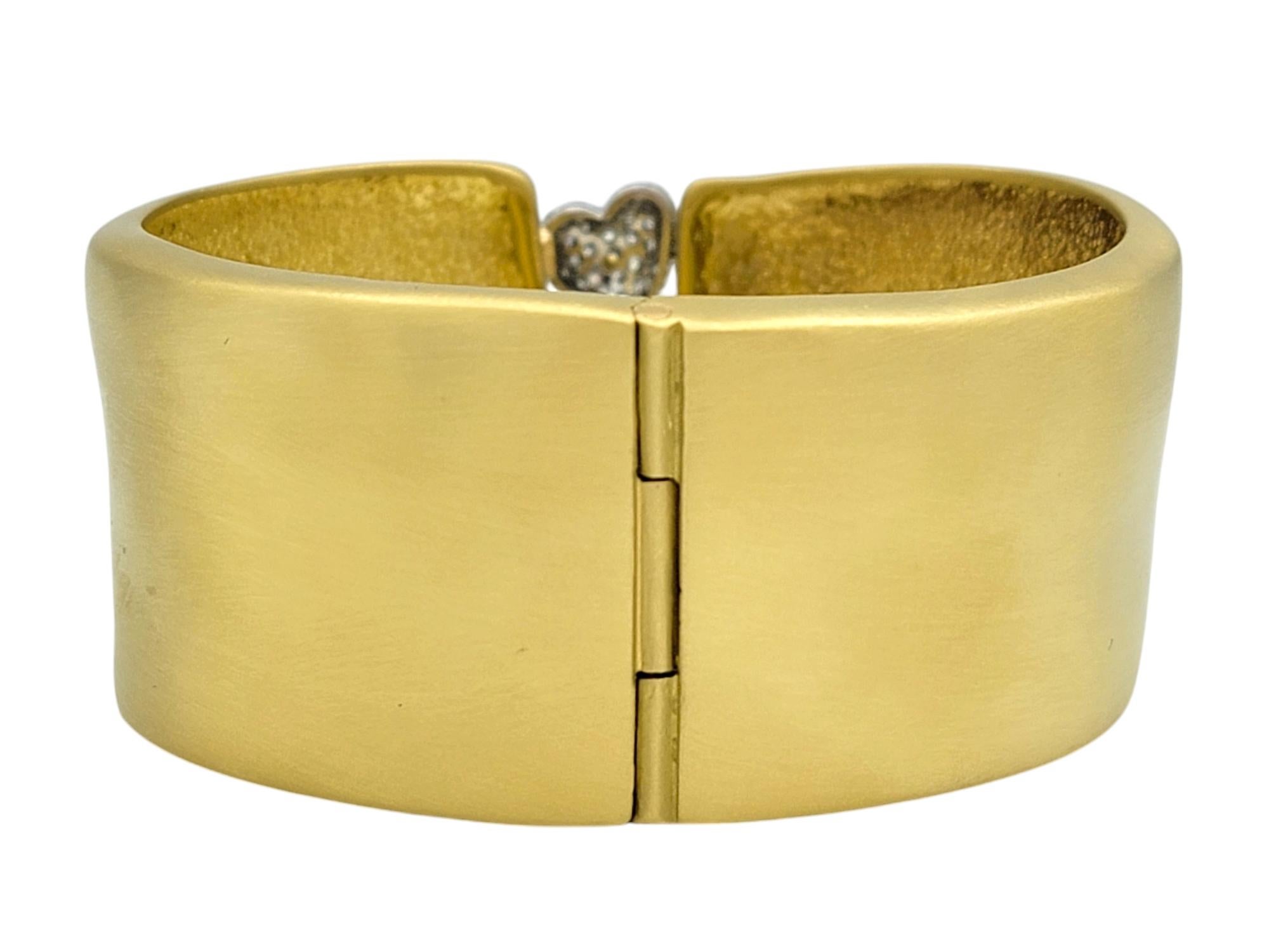 Marlene Stowe Gebürstet 18 Karat Gelbgold Breite Manschette Armband Pavé Diamant Herz Damen im Angebot