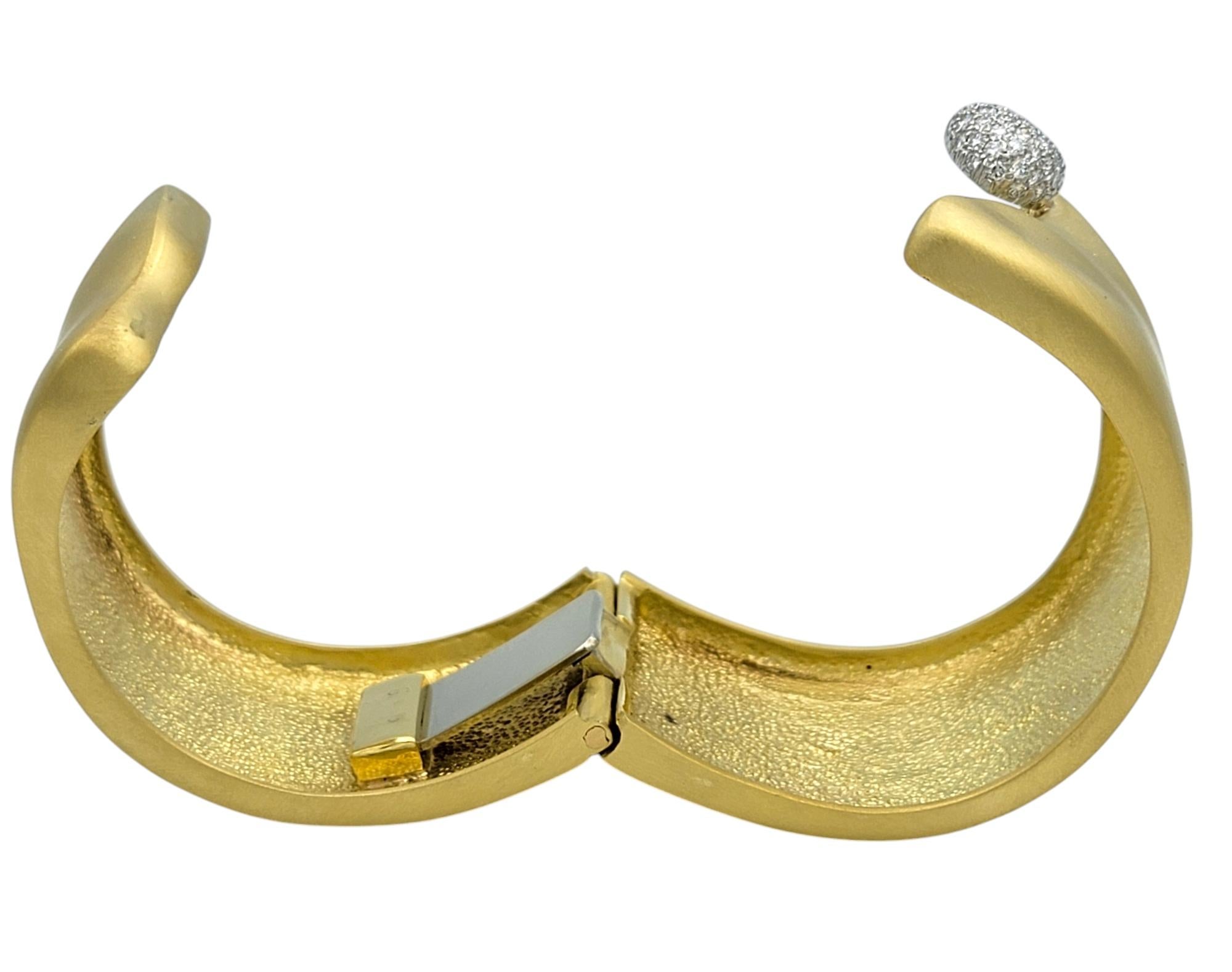 Marlene Stowe Gebürstet 18 Karat Gelbgold Breite Manschette Armband Pavé Diamant Herz im Angebot 1