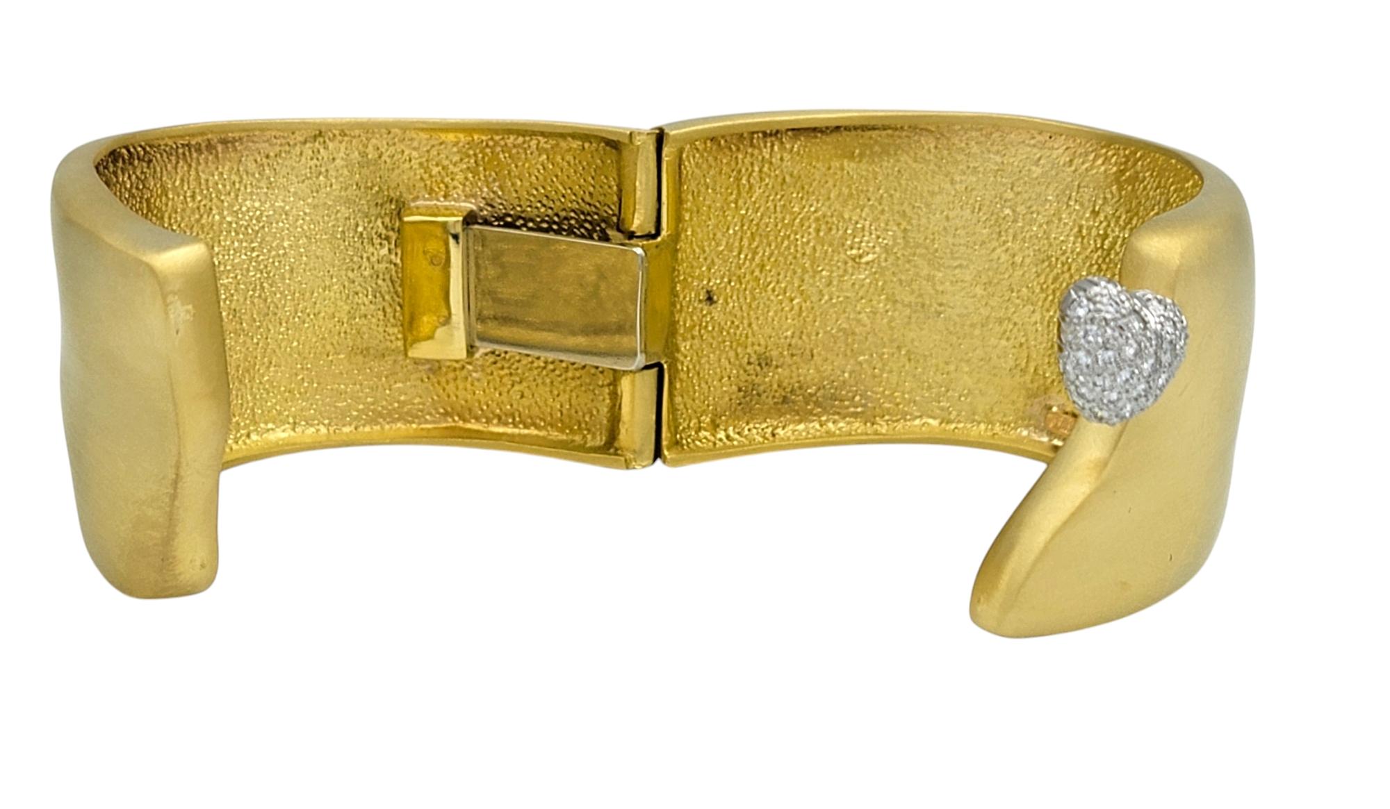 Marlene Stowe Gebürstet 18 Karat Gelbgold Breite Manschette Armband Pavé Diamant Herz im Angebot 2
