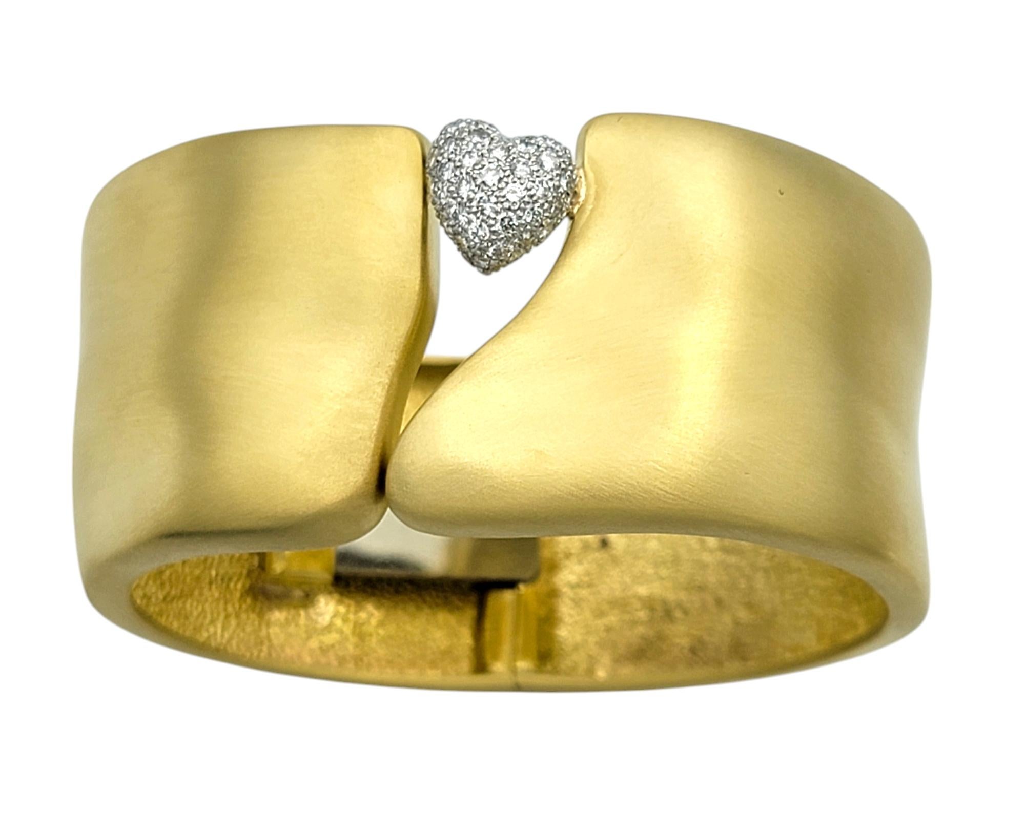 Marlene Stowe Gebürstet 18 Karat Gelbgold Breite Manschette Armband Pavé Diamant Herz im Angebot 3