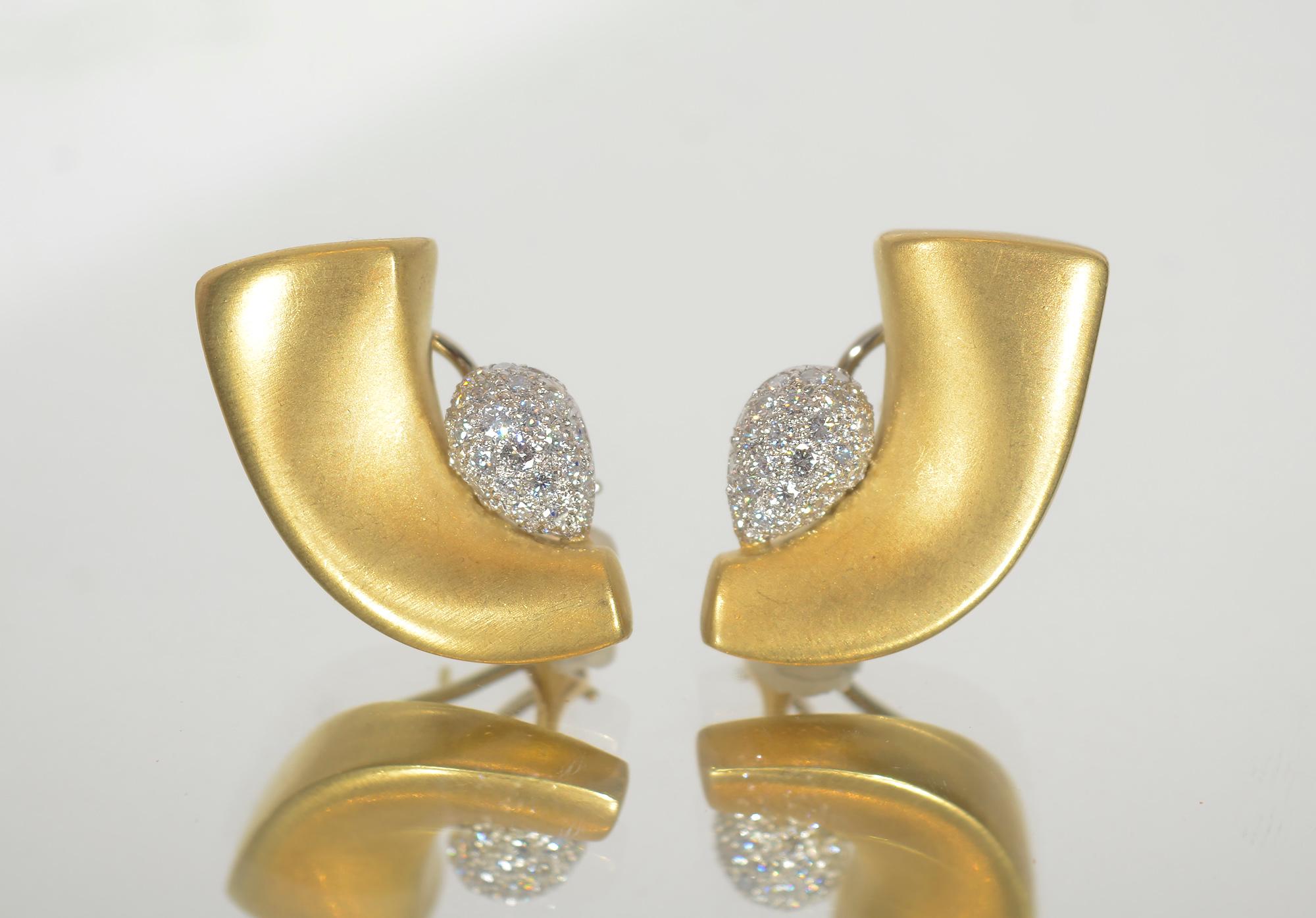 Orecchini a mezzaluna in oro 18 carati  con una morbida finitura brunita dalla designer contemporanea Marlene Stowe.  All'interno della mezzaluna c'è un grappolo di diamanti a forma di pera. Gli orecchini misurano 1 1/4 di pollice di lunghezza e 3/4