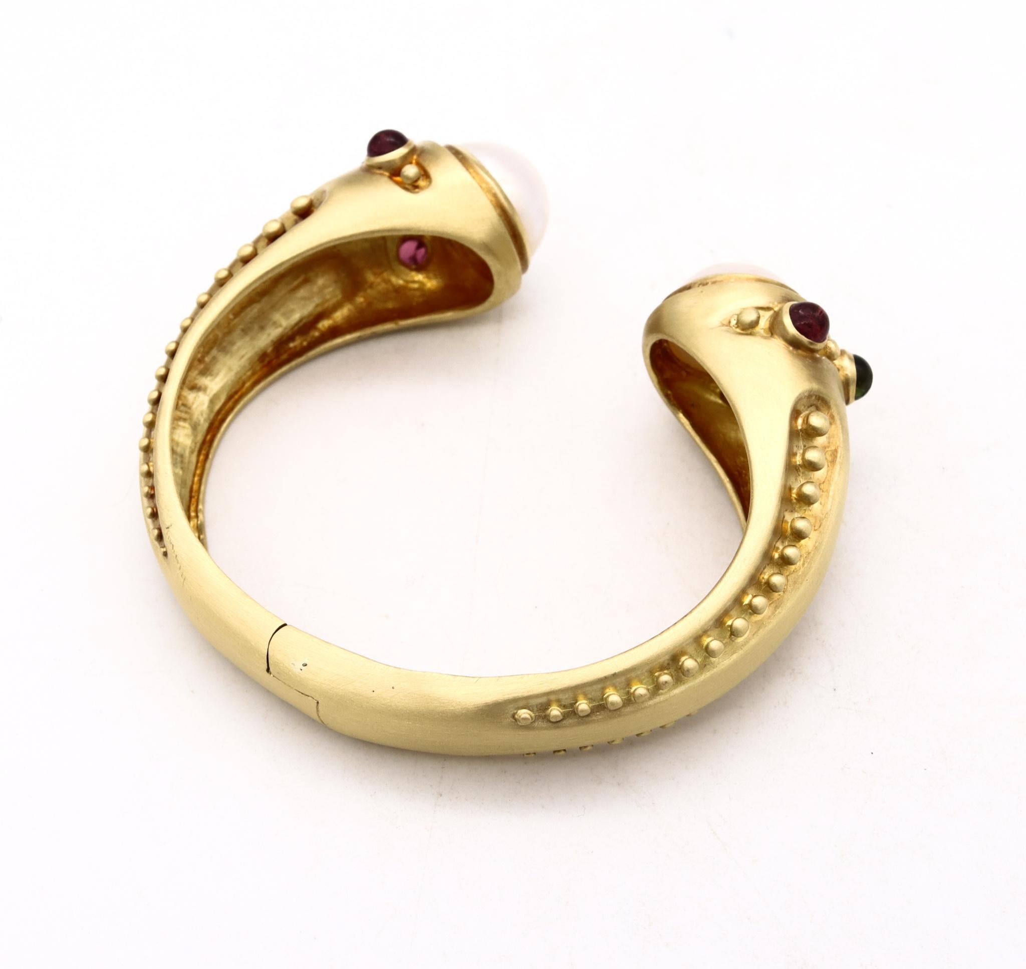 Marlene Stowe Manschettenarmband aus 18 Karat gebürstetem Gold mit Mabe-Perlen und Turmalin im Zustand „Hervorragend“ im Angebot in Miami, FL