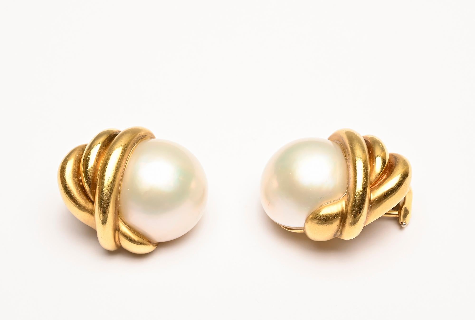 Taille ronde Boucles d'oreilles en or et perles de Marlene Stowe en vente