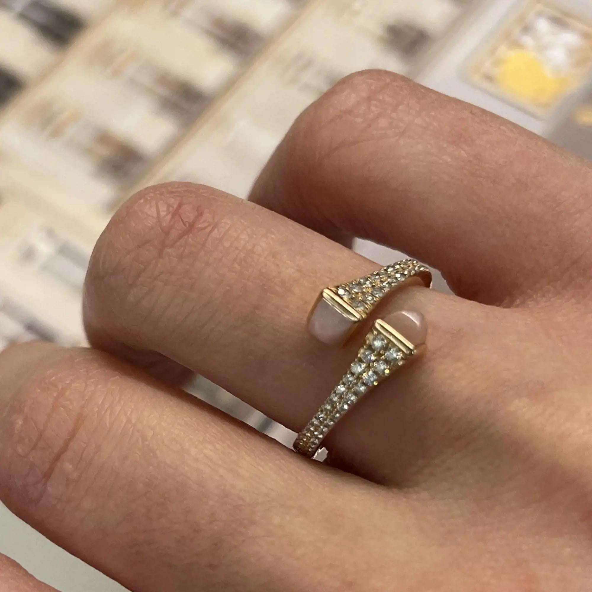Marli Cleo Diamond and Rose Quartz Ring 18K Rose Gold 0.35Cttw Size 7 In Excellent Condition In New York, NY