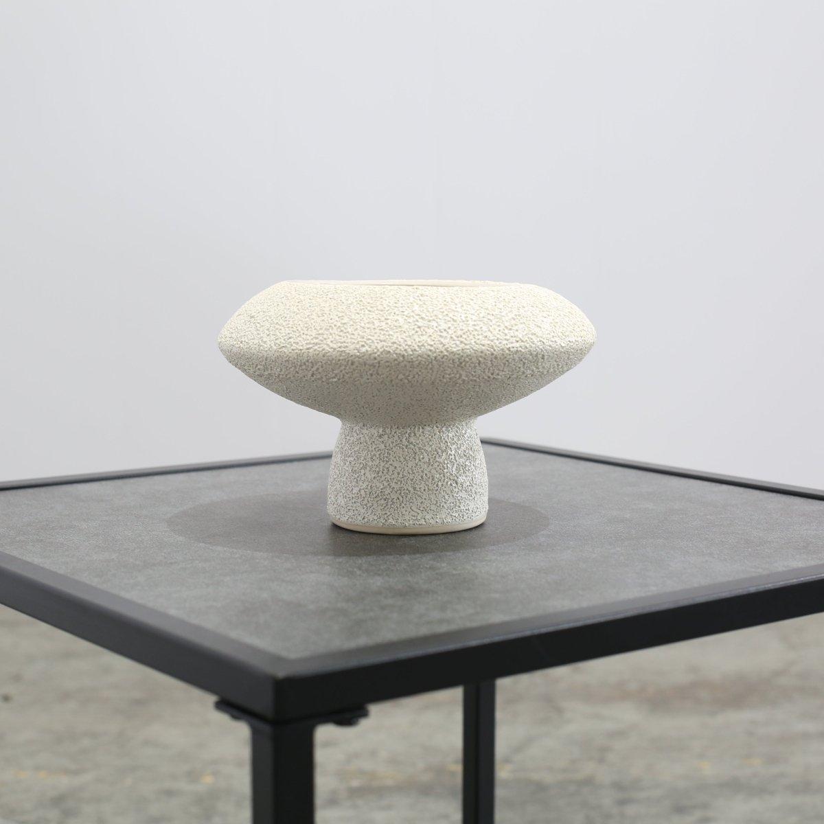 Ajoutez une touche d'élégance à votre décoration intérieure avec cet ensemble de 4 vases en céramique de Marloe Marloe. Chaque vase est fabriqué à la main avec soin et présente un design unique et une finition brillante qui rehaussera instantanément