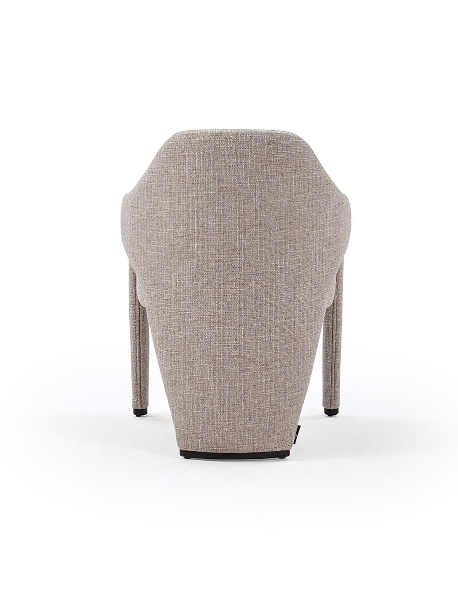 Le design impressionnant de la chaise MARLON a été pensé pour vous accueillir et vous réconforter, grâce à sa forme enveloppante. Le design audacieux trouve son équilibre dans les sièges relaxants et immersifs. Réalisé avec une structure en bois