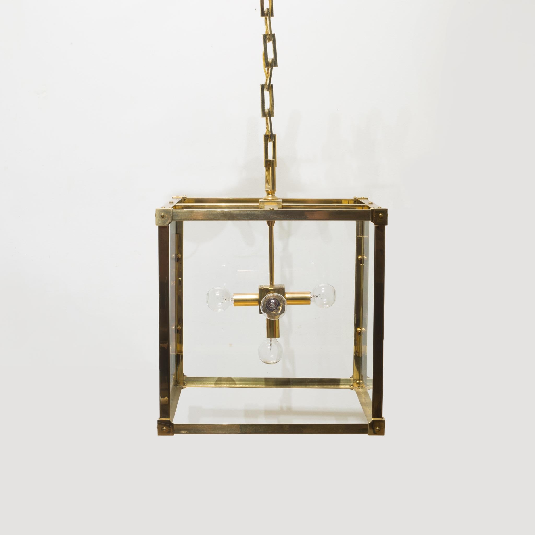 About

Price is per light.
A delicate yet commanding, four-square lantern featuring smooth surfaces and sharp, 90 degree corners. The slender legs are joined by jewelry-cast corners with clean, domes fasteners. Glaze with clear glass panels.
Shown