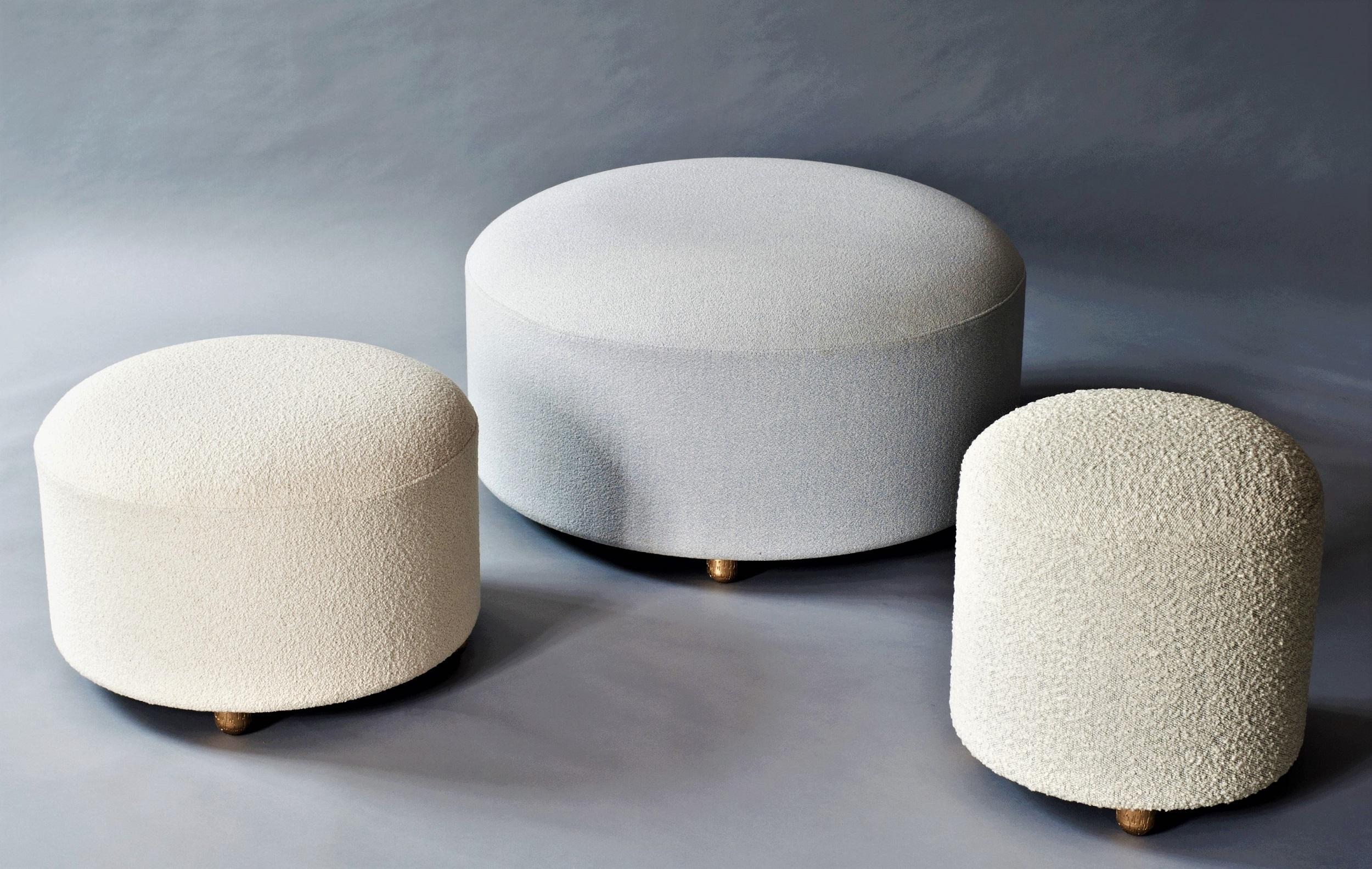 Simple, cylindrique et rembourrée en rond, la collection Marli Ottoman offre des options sculpturales et polyvalentes pour un siège supplémentaire au quotidien. Les plateaux en forme de dôme offrent un confort optimal tandis que les pieds bas
