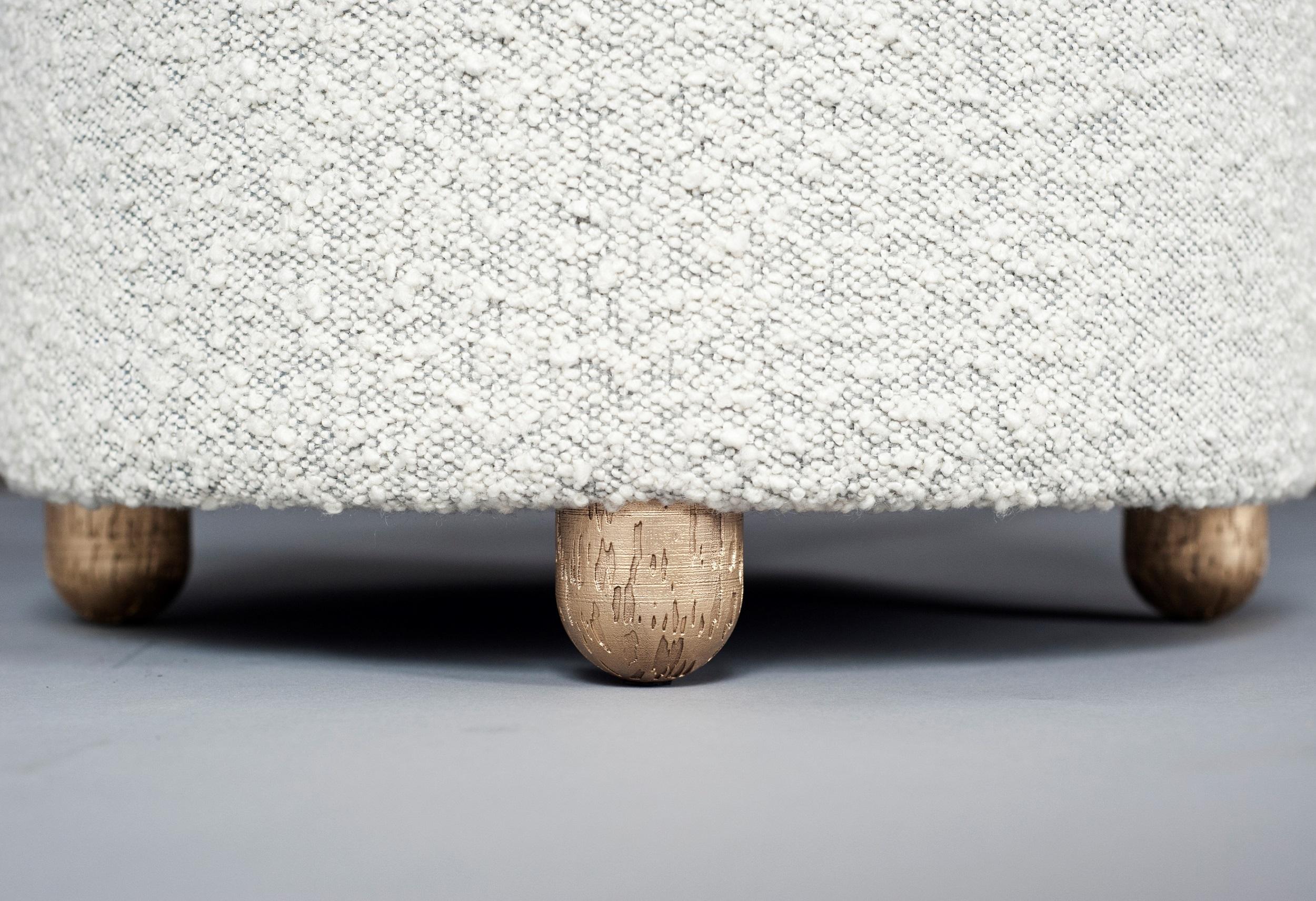 Moderne Marli Medium Ottoman par DeMuro Das en bronze satiné en vente