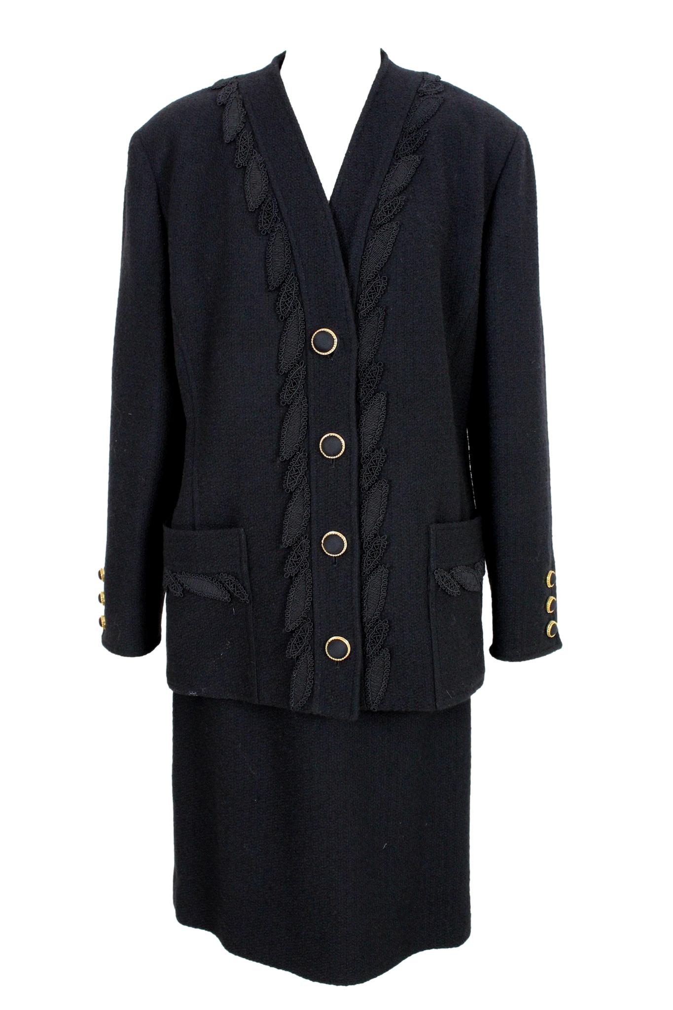 Elegante traje vintage de los años 80 de Marly's. Precioso traje clásico negro, bordado tono sobre tono en los bordes de la chaqueta, botones dorados y falda lápiz. tejido 100% lana peinada, totalmente forrado. Fabricado en Italia.

Talla: 50 IT 16