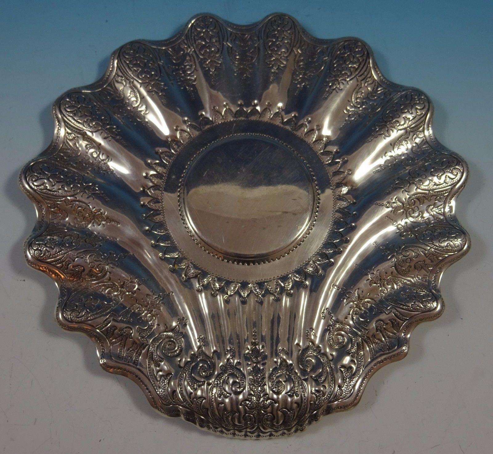 Marmalijo

Unique Mexican sterling silver dish made by Marmalijo in a shell shape. The dish has a beautiful engraved design. The piece measures 9