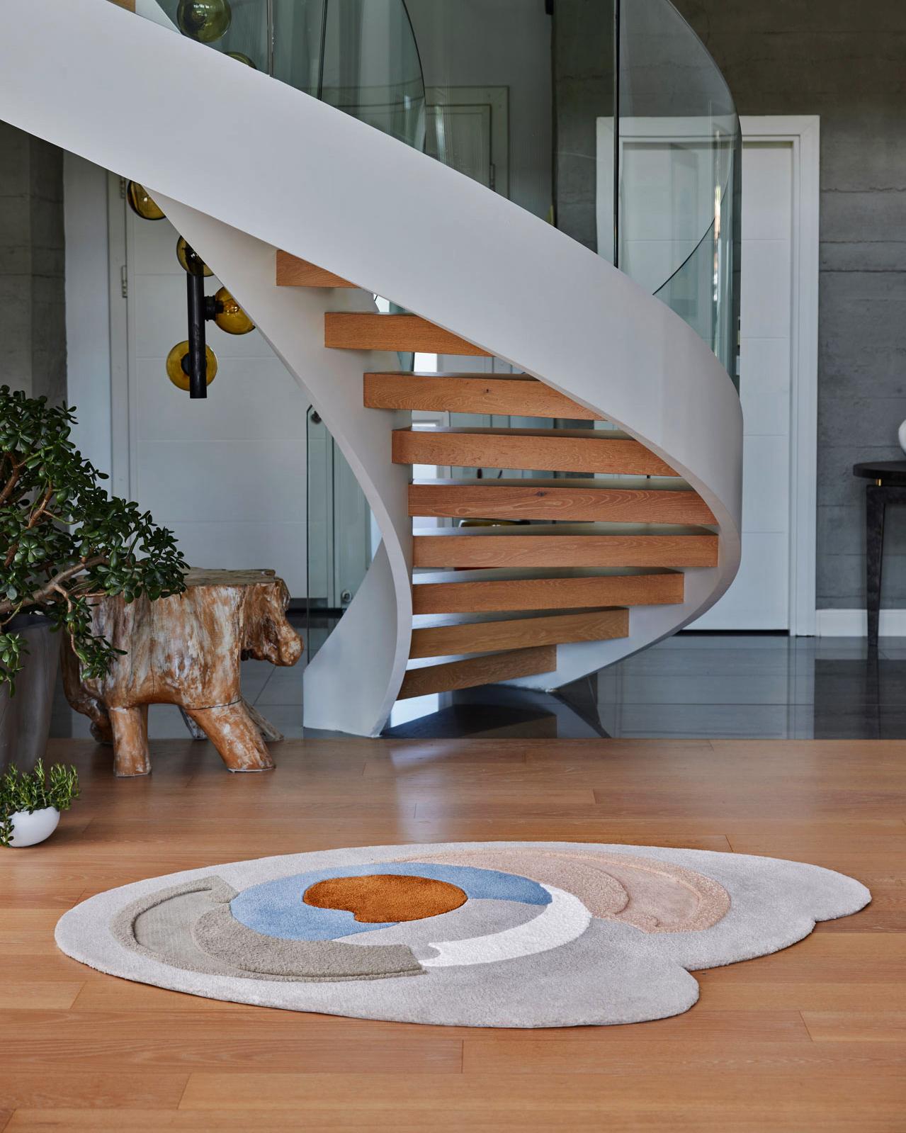 Die Ki-Kollektion wurde vom Istanbuler Designstudio Marmi entworfen und ist von der mesopotamischen Kultur und Ästhetik geprägt. Die getuftete Wollteppich-Kollektion schafft eine zeitgenössische Sprache, die sich an den Farben, Texturen und