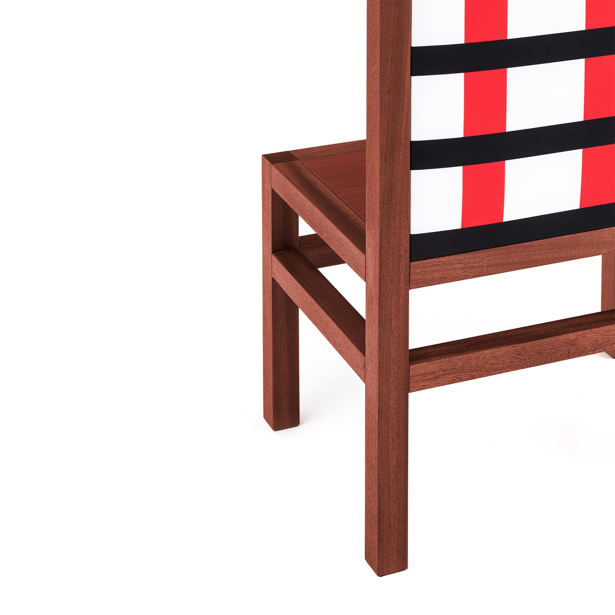 Sedia Marmo in legno di Nathalie Du Pasquier della collezione Post Design/Memphis

Informazioni aggiuntive:
Struttura in mogano, seduta in legno impiallacciato, schienale in tessuto stampato.
Collezione: Materialismo
Designer: Nathalie Du