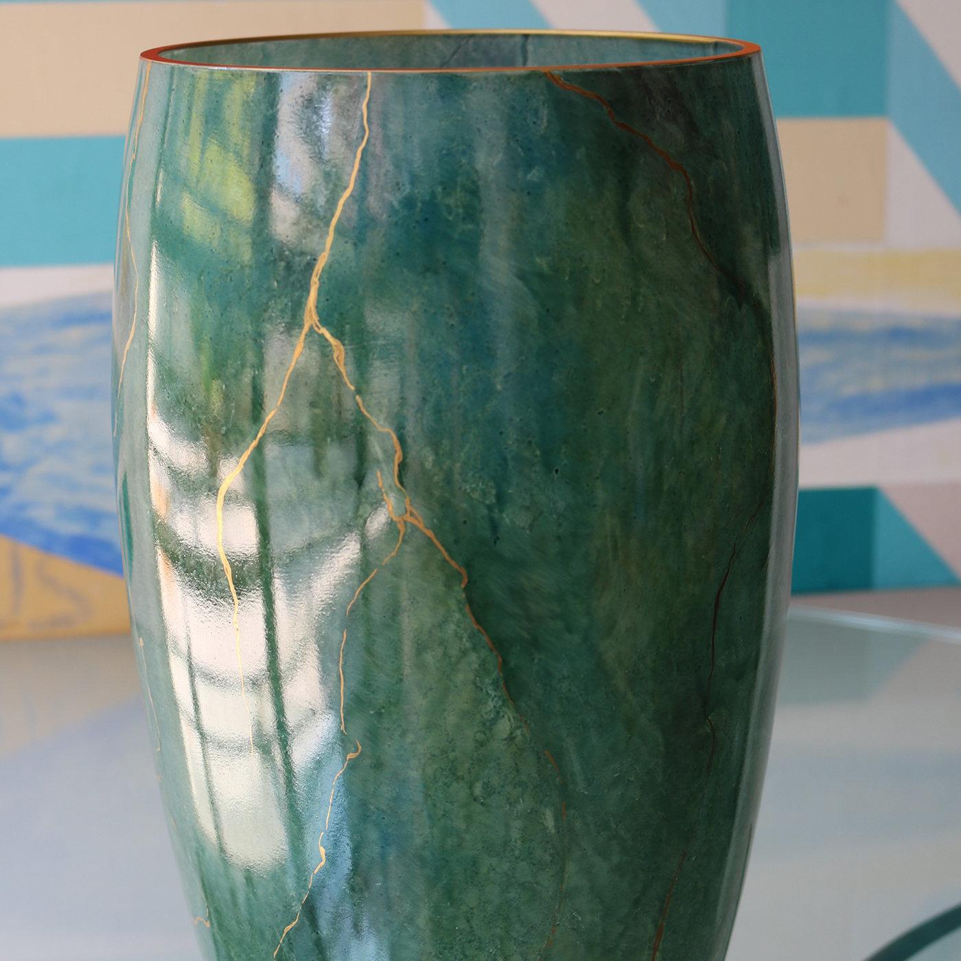 Oro Vaso alto verde Marmo con oro di Griffe Montenapoleone di Vetrerie di Empoli in vendita