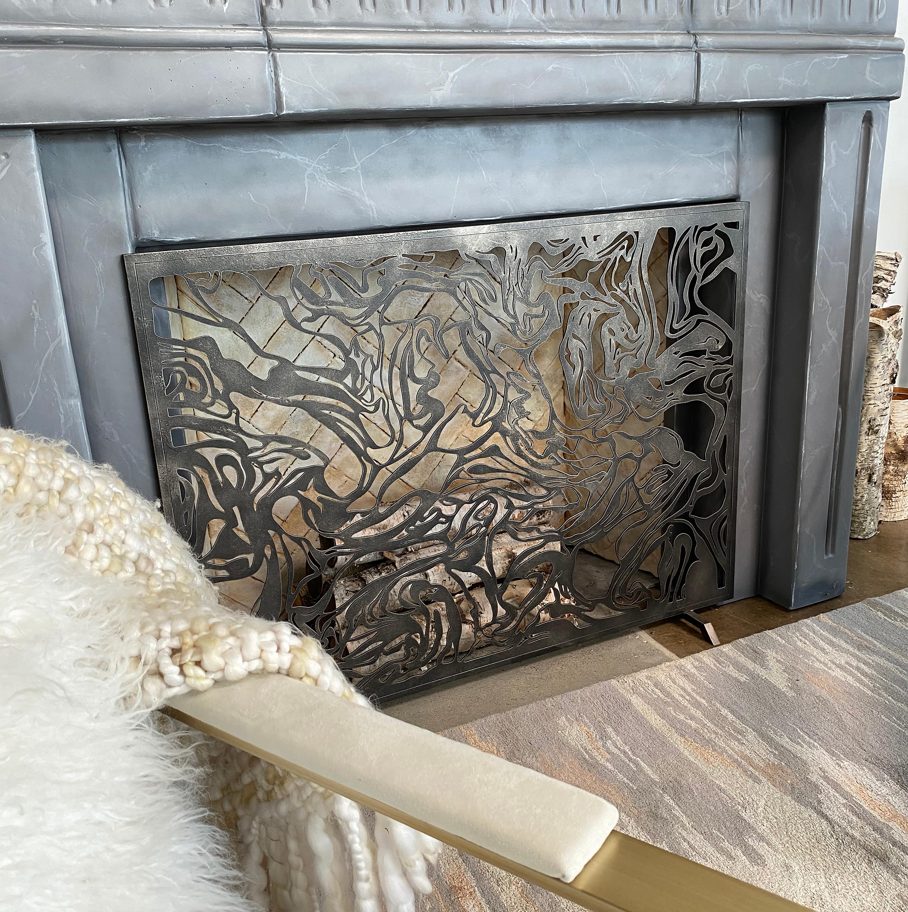 Marmol Fireplace Screen in Aged Gold In New Condition For Sale In Dallas, TX