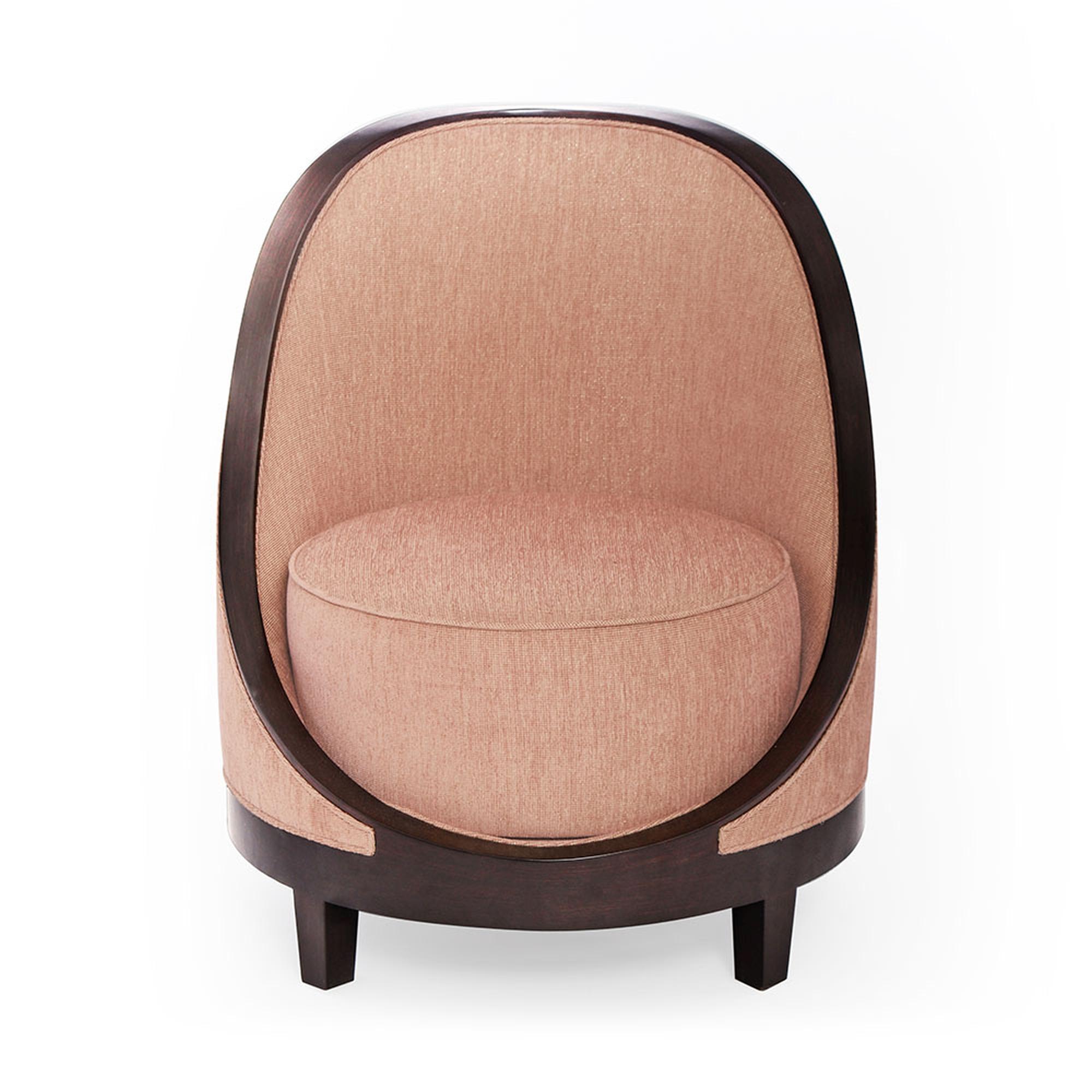 A charismatic piece, the Marmont accent chair I is an updated take on a French Art Deco boudoir chair. With a curved back, and round silhouette, this charming seat is fully upholstered and supported by a matte nished wood that ows in stunning and