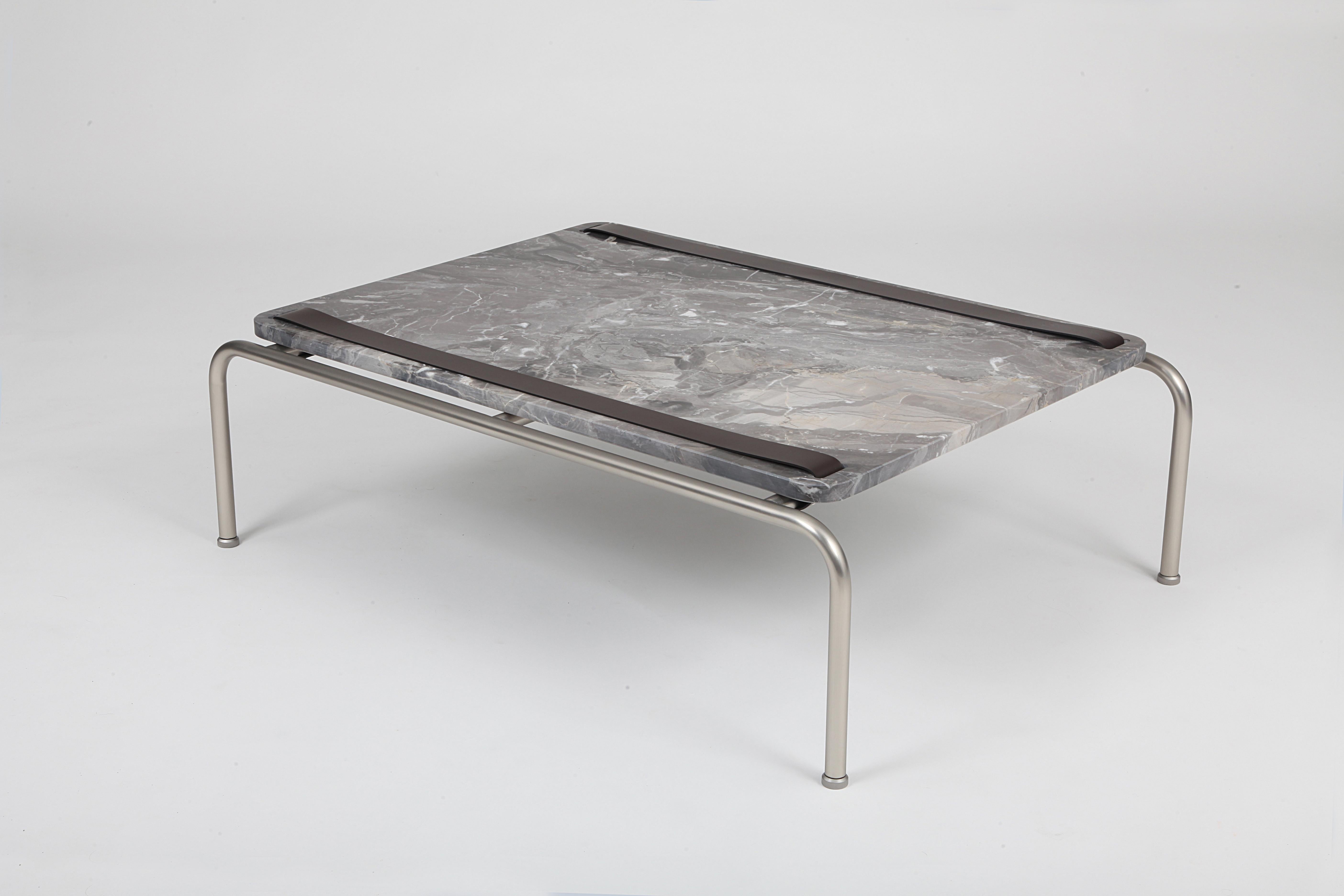 Cuir Table basse en marbre blanc Marmorino Dover par Dalmoto en vente