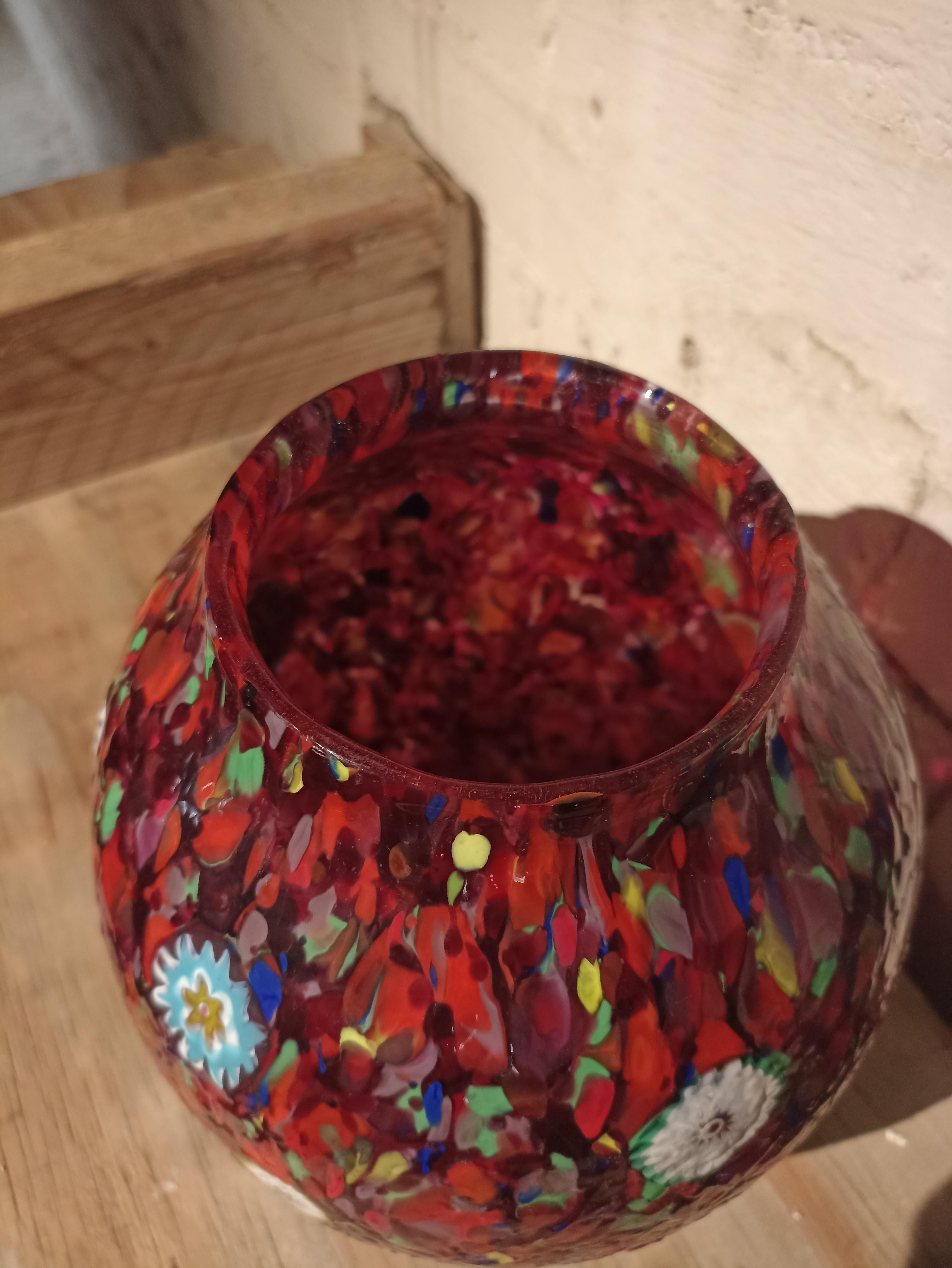 Voici l'exquis vase MARMORINO, un véritable chef-d'œuvre fabriqué par la célèbre verrerie Fratelli Toso à Murano, en Italie. Ce design original de 1955 présente une surface de couleur unie avec des teintes intenses qui capturent l'essence de