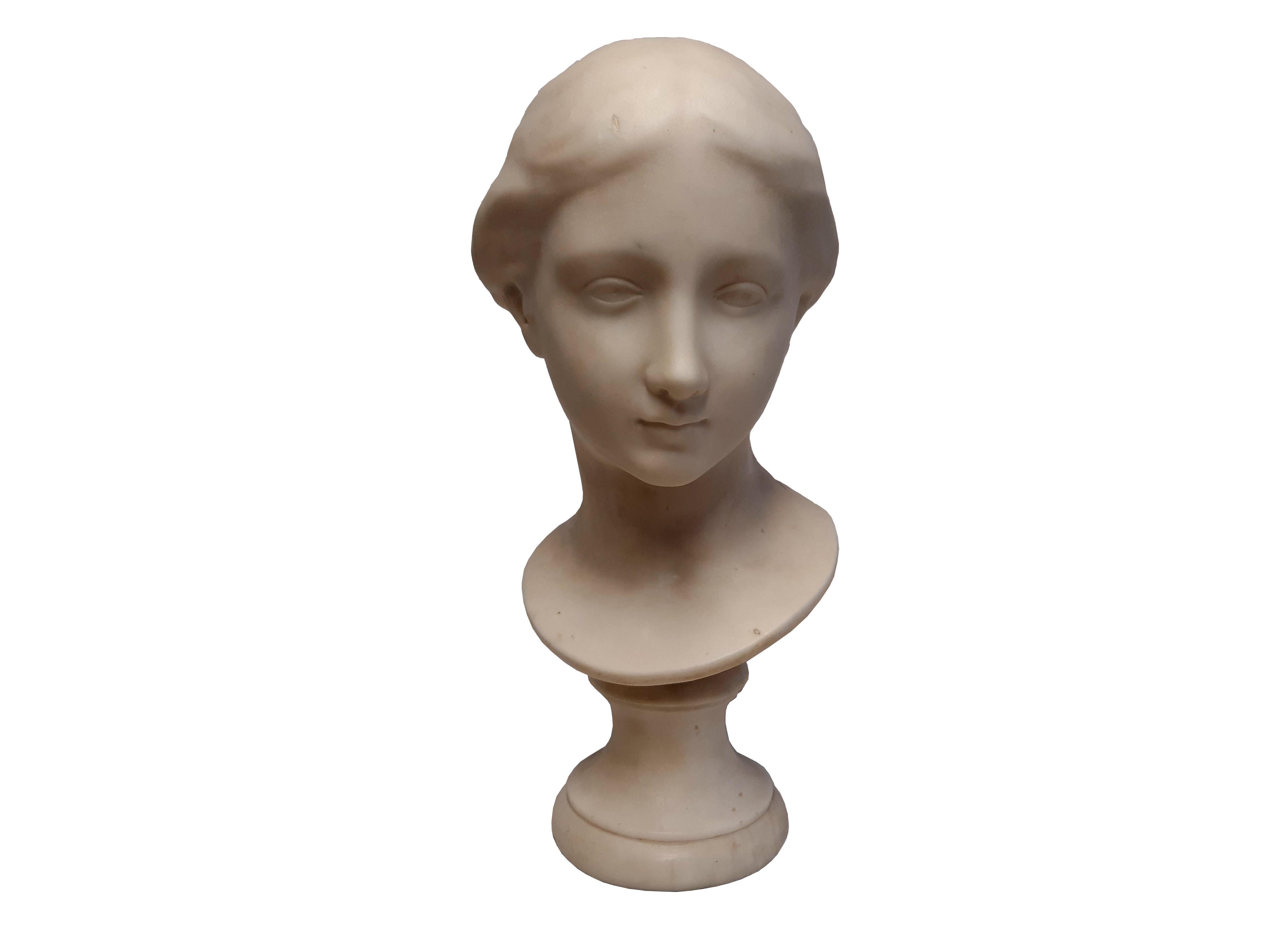 Marmorkopf einer jungen Frau um 1900, auf rundem Marmorsockel montiert. Nicht signiert.