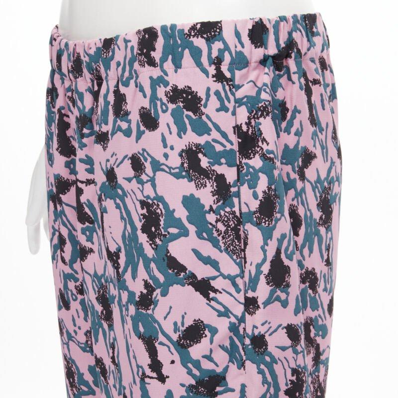 MARNI 100% viscose rose bleu imprimé abstrait pantalon droit IT42 S
Référence : CELG/A00108
Marque : Marni
Matériau : Viscose
Couleur : rose, bleu
Motif : Abstrait
Détails supplémentaires : Taille élastiquée. 2 poches latérales.
Fabriqué au :