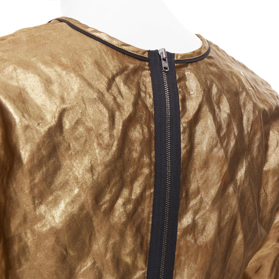 MARNI 2010 metallic gold coated black piped boxy half sleeved cropped top IT40 S
Reference: CC/A00429
Brand: Marni
Collection: AW 2010
Material: Polyester, Metal
Color: Gold, Black
Pattern: Solid
Closure: Zip
Lining: Black Fabric
Extra Details: