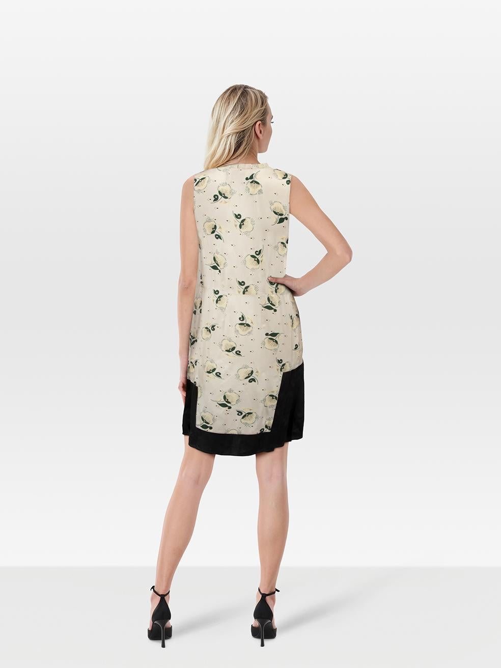 L'ÉTAT est très bon. L'usure minimale de la robe est évidente. Usure minime au centre de l'avant où l'on peut voir une petite marque. Il y a une traction à tisser sur le dos sur cet article de revente Mani designer d'occasion.
 
 
 
 Détails
 
 
