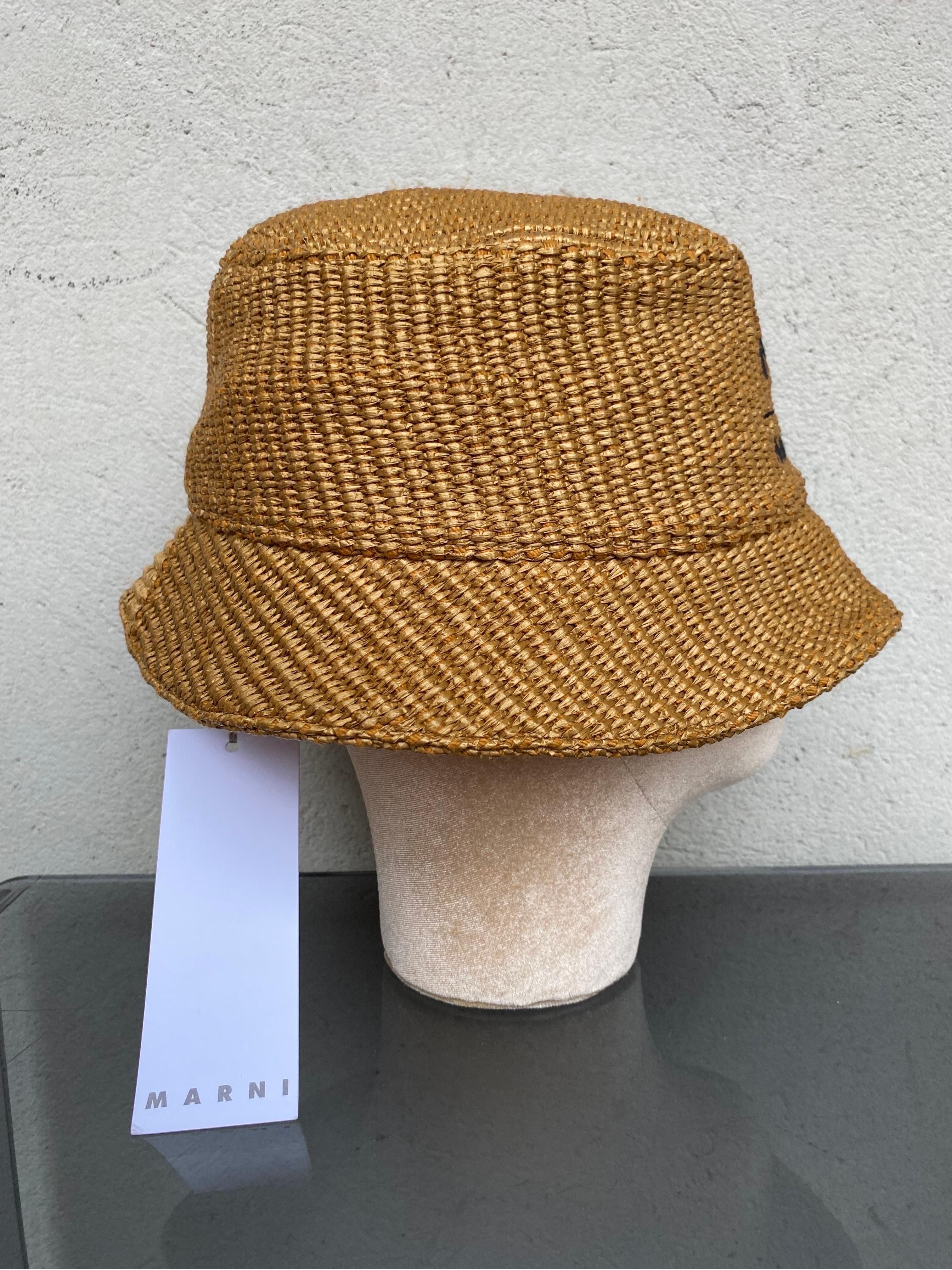 BUCKET HAT MARNI
Made of cotton and nylon. Caramel colour.
Size M. 165/88A
New with label.