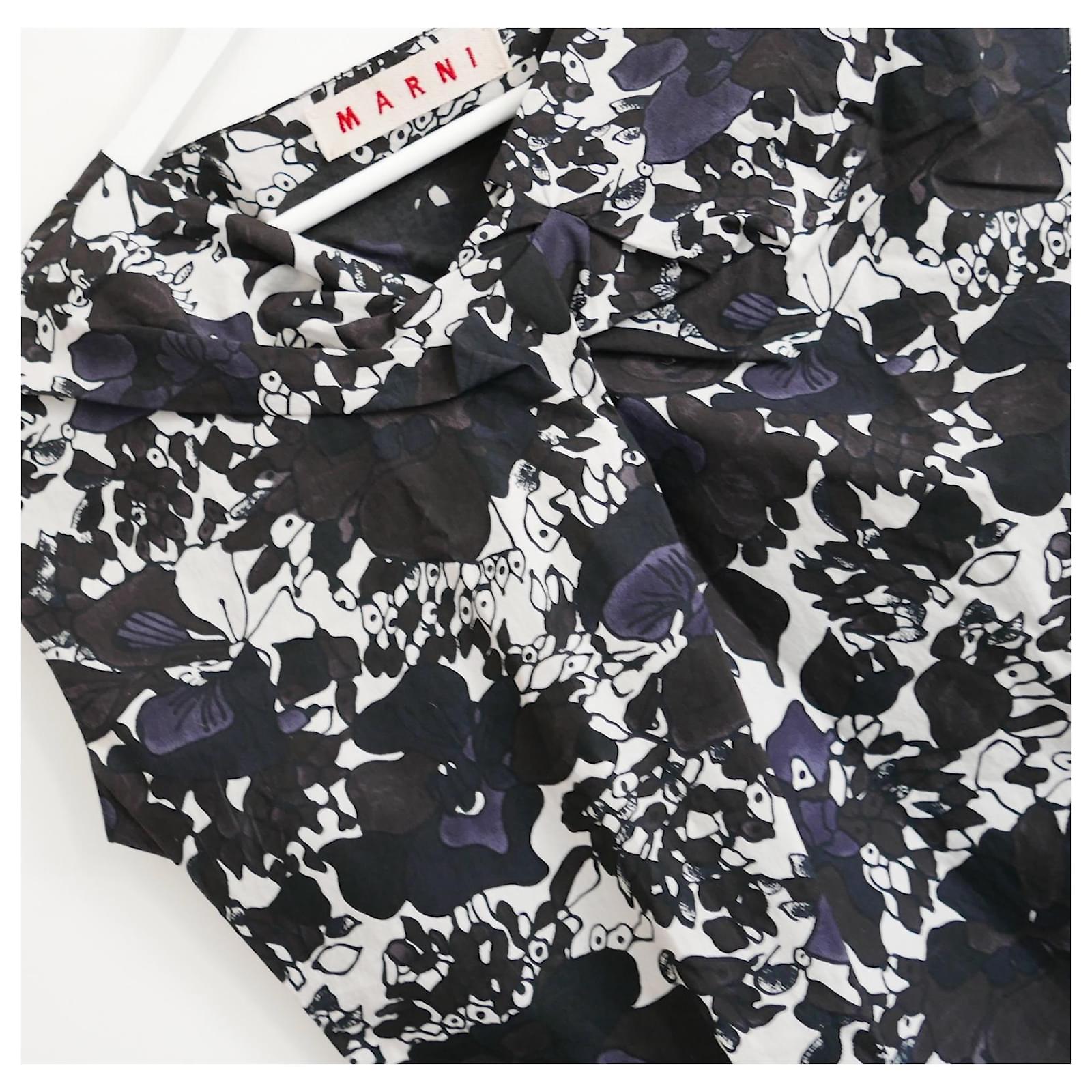Signature archival Marni top in crisp cotton with black and grey floral print, it has loose fit with tucked neck detail and cap sleeves. Size IT40/UK8. Approx measurements - bust/waist 34” and length 23”.
