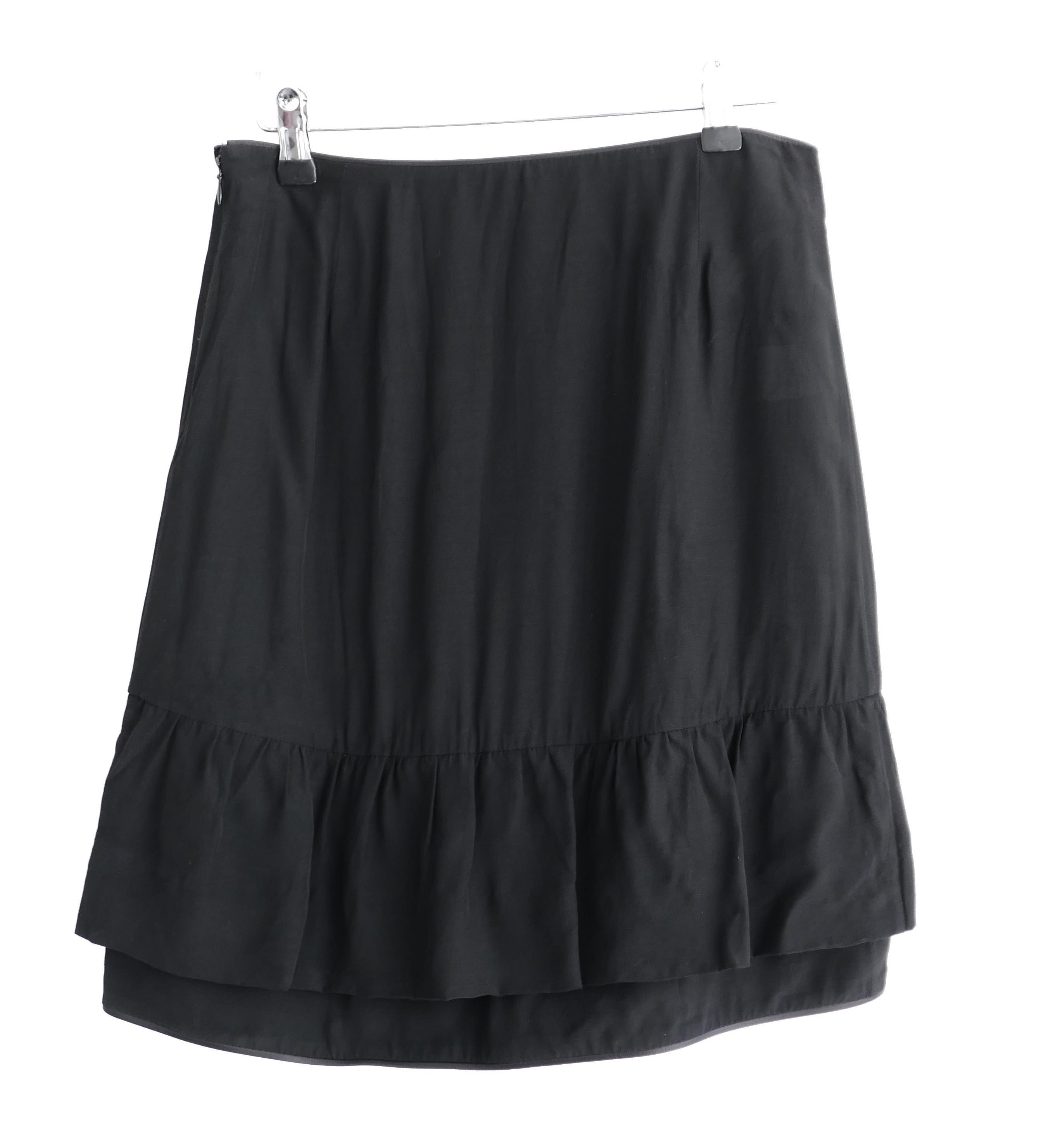 Preciosa falda con ribetes de piel Marni de archivo. Usado sólo un par de veces. De suave viscosa negra con dobladillo ribeteado de piel de cordero de doble capa. Tiene un corte en forma de a con cremallera lateral. Talla IT38/UK6 y caben más.