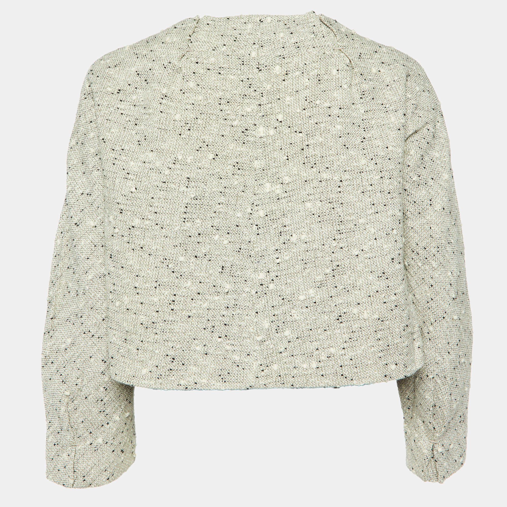 Infondi una dose extra di stile nel tuo abbigliamento con questa giacca di gran moda. Realizzato su misura con materiali di qualità  incarna un'atmosfera contemporanea ed è ricca di caratteristiche funzionali.