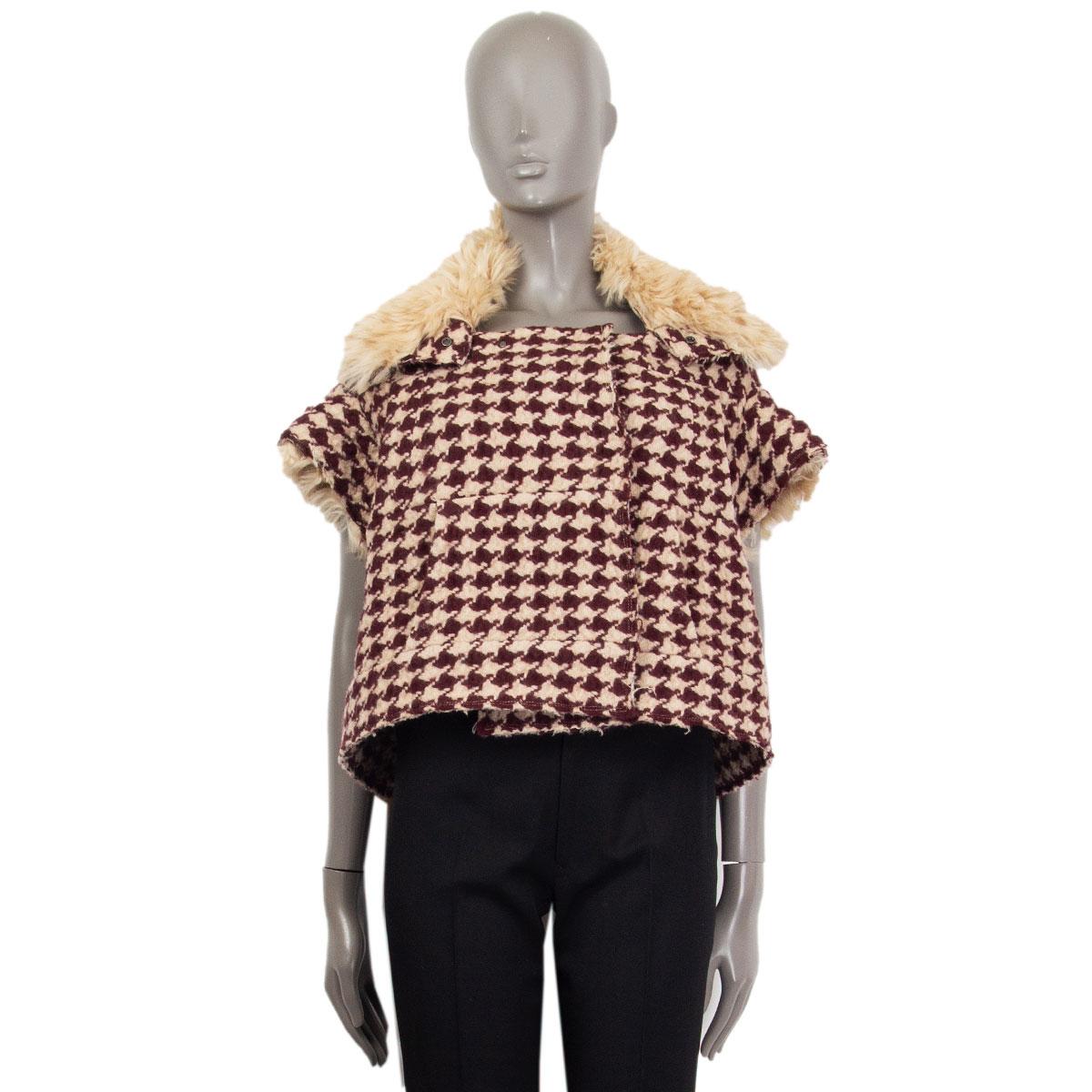 authentic Marni pied de poule short sleeve jacket in beige and burgundy wool (100%) and in lamb leather (100%) on the neck, inside the sleeves and on the inside trim in the back. Closes with buttons on the front and has four slit pockets. Unlined