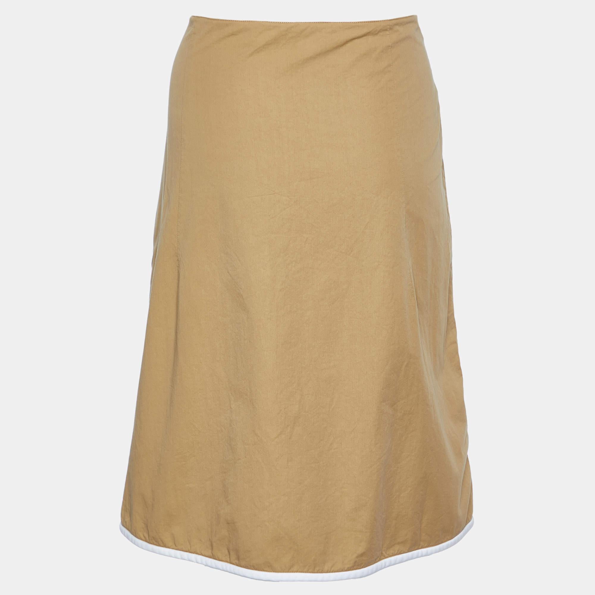Experience the charm of designer clothing with this gorgeous skirt. Made from quality fabrics the skirt has a simple allure and a great fit. Pair it up with a tailored blouse or a simple top and high heels.