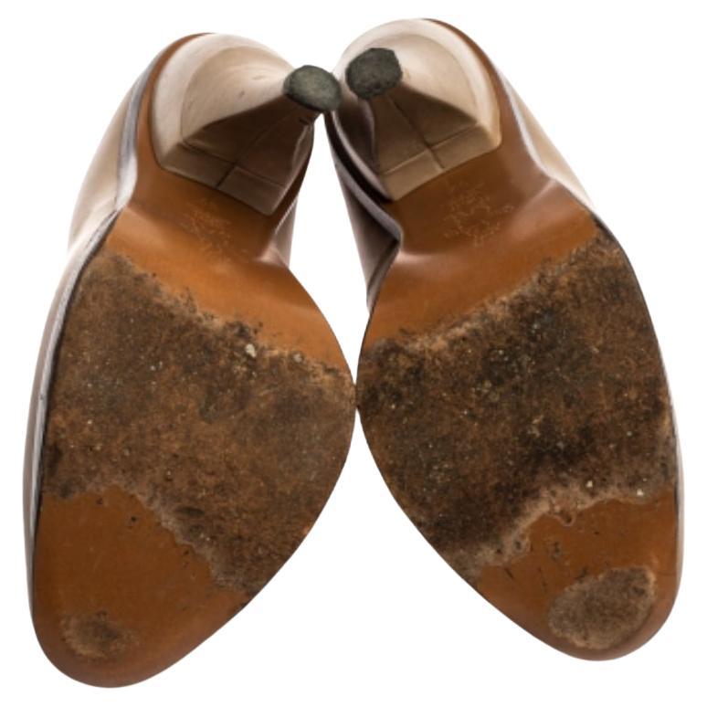 You can never go wrong with these stylish Marni pumps. Crafetd from quality leather, they come in a lovely shade of beige. They are styled with round toes, 2 cm platforms, conical heels that stand tall at 13 cm and leather-lined insoles.