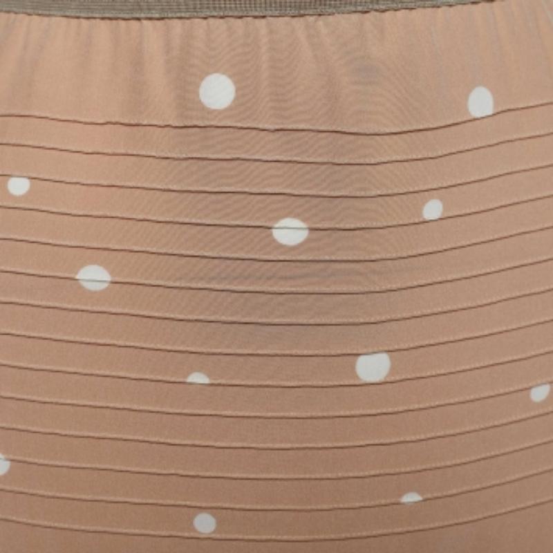Grab this chic, elegant skirt from Marni and add a unique charm to your personality. This pencil skirt is stitched using silk in a polka dot print. Pair it with a solid-hued blouse and pumps to look fabulous!