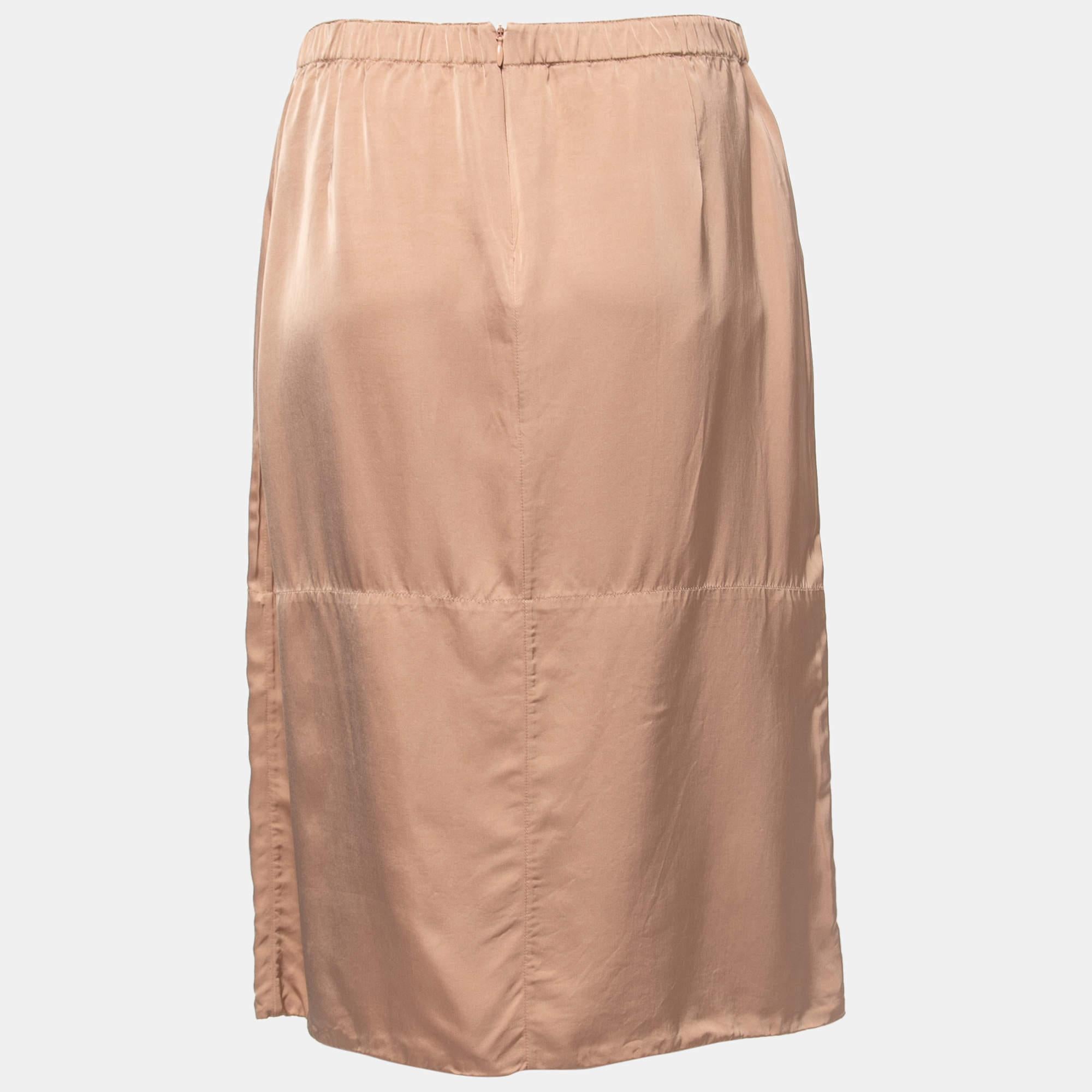 Cette jolie jupe est joliment cousue dans un tissu fin. Cette jupe confortable de créateur a une silhouette flatteuse. Associez-le à un simple haut et à des talons à lanières pour un look chic.