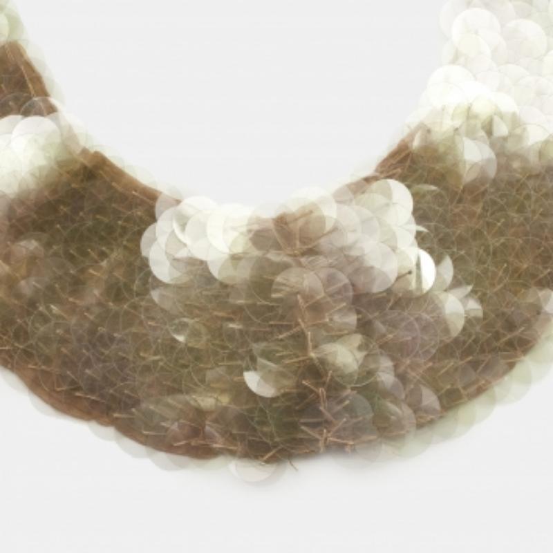 Marni - Collana in seta beige con paillettes trasparenti In condizioni buone in vendita a Dubai, Al Qouz 2
