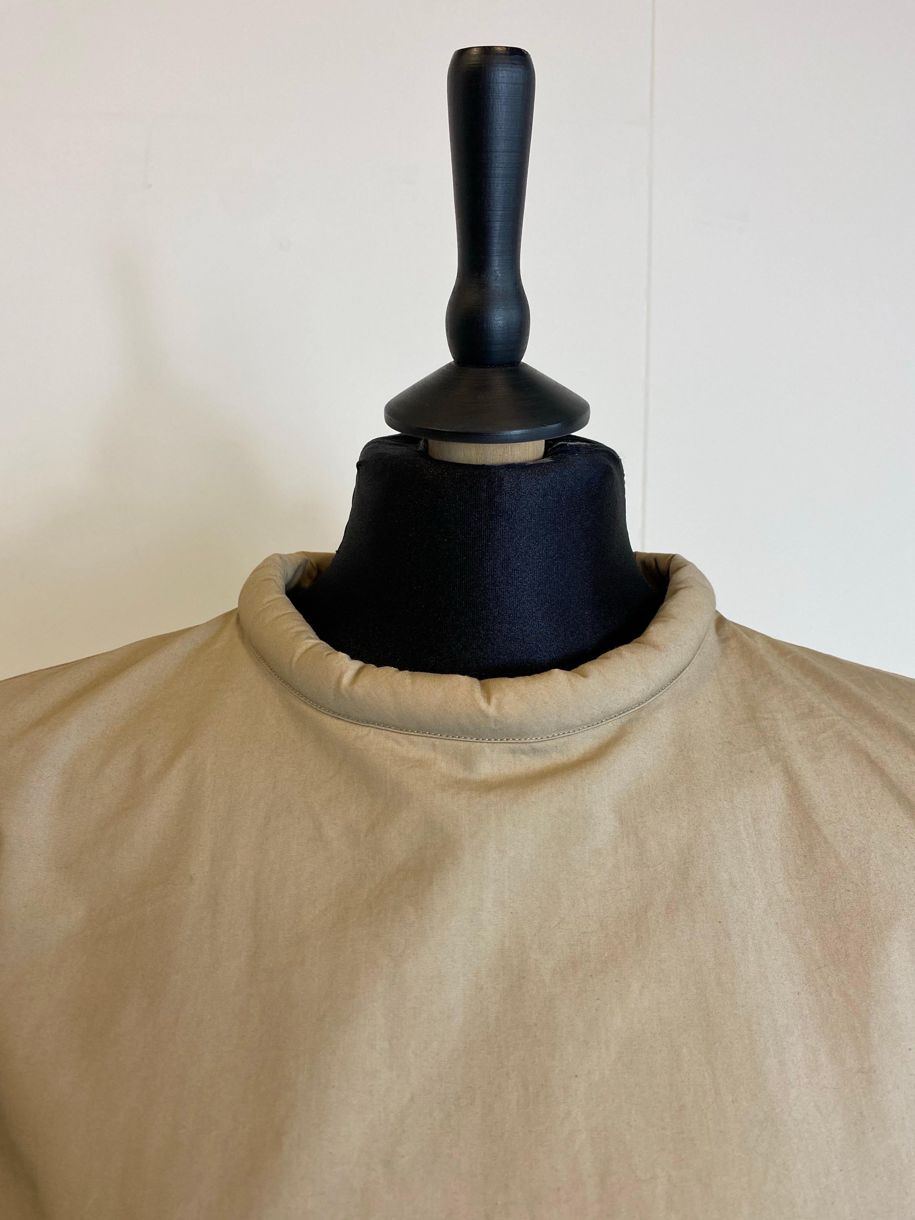 Marni Top.
Beige cotton.
Size 44 Italian.
Shoulders 44 cm
Bust 48 cm
Length 60 cm
Good general condition, shows signs of use.