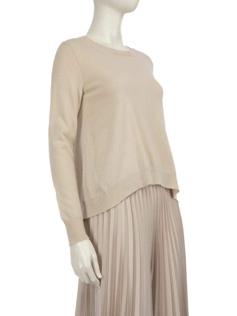 L'ÉTAT est très bon. L'usure du pull est minime, il y a une pluche au tissage sur l'encolure avant et des bouloches sur le tissu sur le devant et les manches de cet article de revente de Marni.
  
  
  
  Détails
  
  
  Beige
  
  Laine
  
  Pull