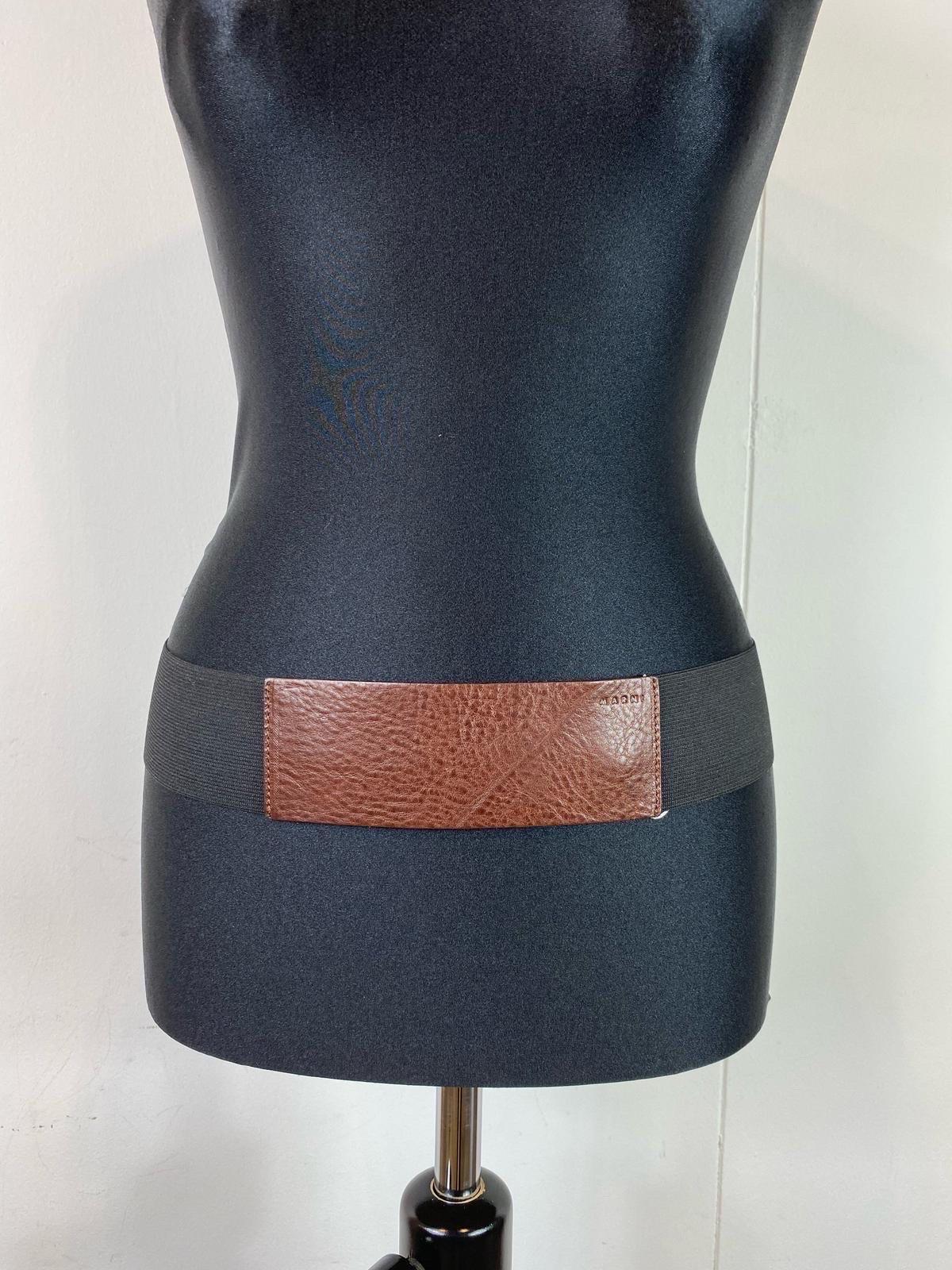 Marni belt with elastic and brown leather insert.
Button closure
Automatic
Height 5.5 cm
Length 76 cm stretch
In perfect condition.