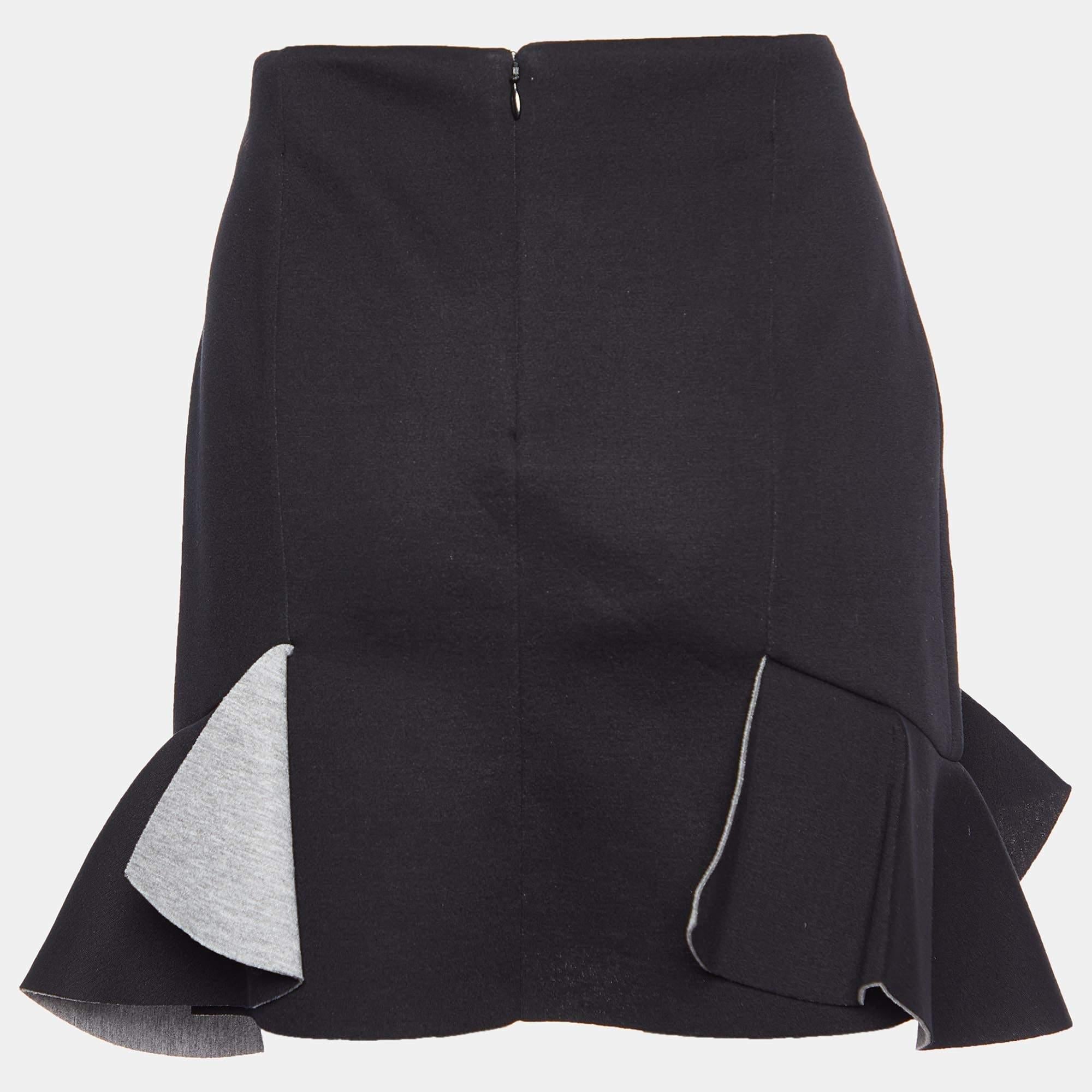 Experience the charm of designer clothing with this gorgeous Marni skirt. Made from quality fabrics, the skirt has lovely embellishments and a great fit. Pair it up with a tailored vest or a top and high heels.